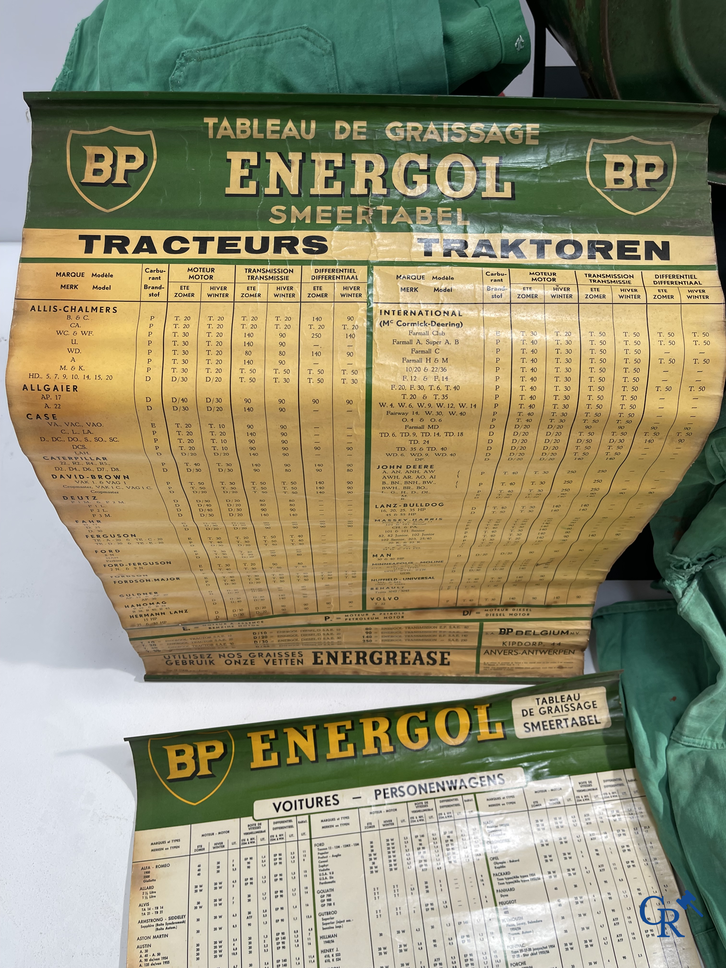 Automobilia. BP. Lot avec des bidons d'huile BP, tableaux de graissage et une tenue pour pompiste de la marque BP. Années '40-'50-'60.