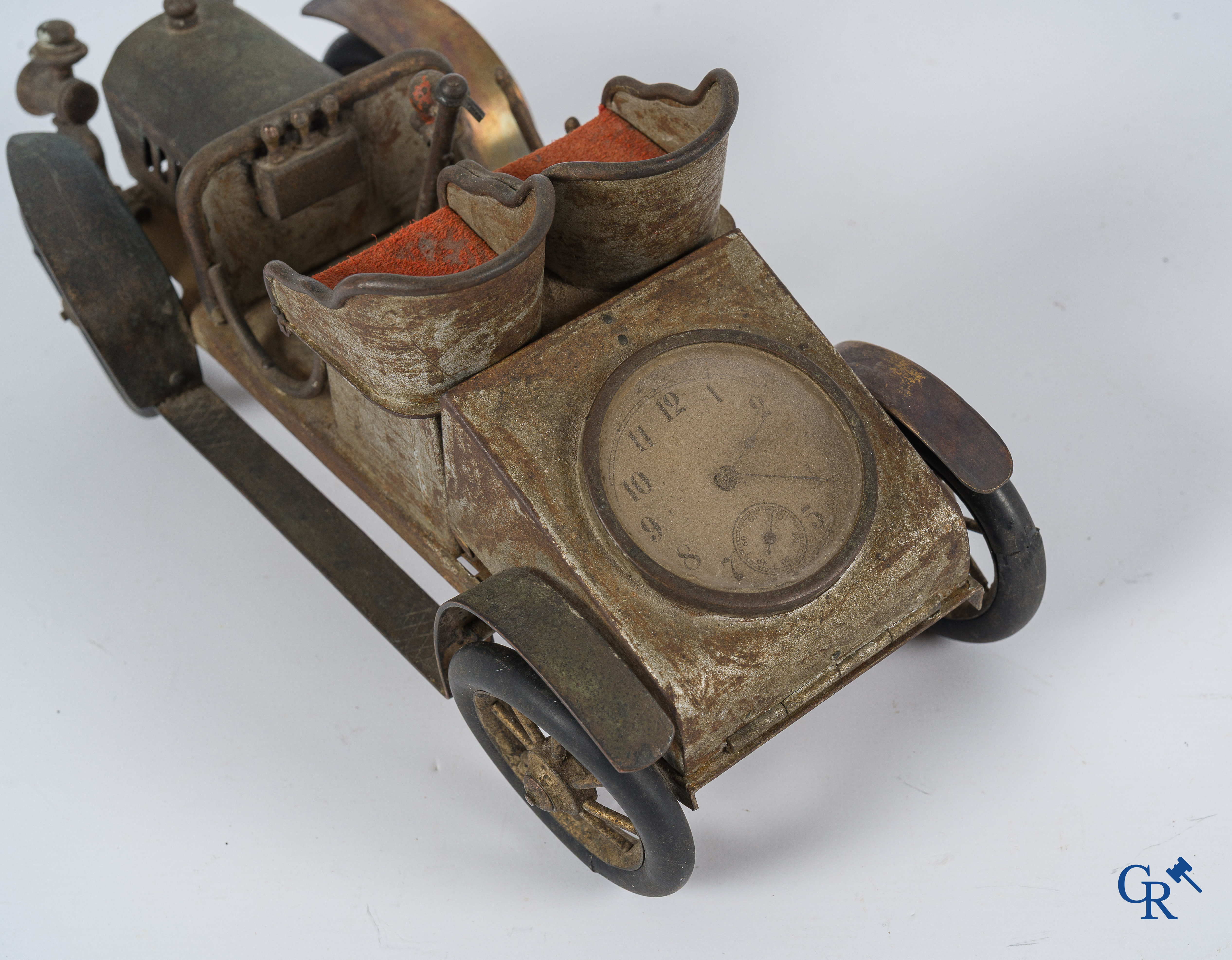 Chevob & Co. Bureaustel in de vorm van een open tourer met ingewerkte klok en een vroege brandweerwagen. Begin 1900.