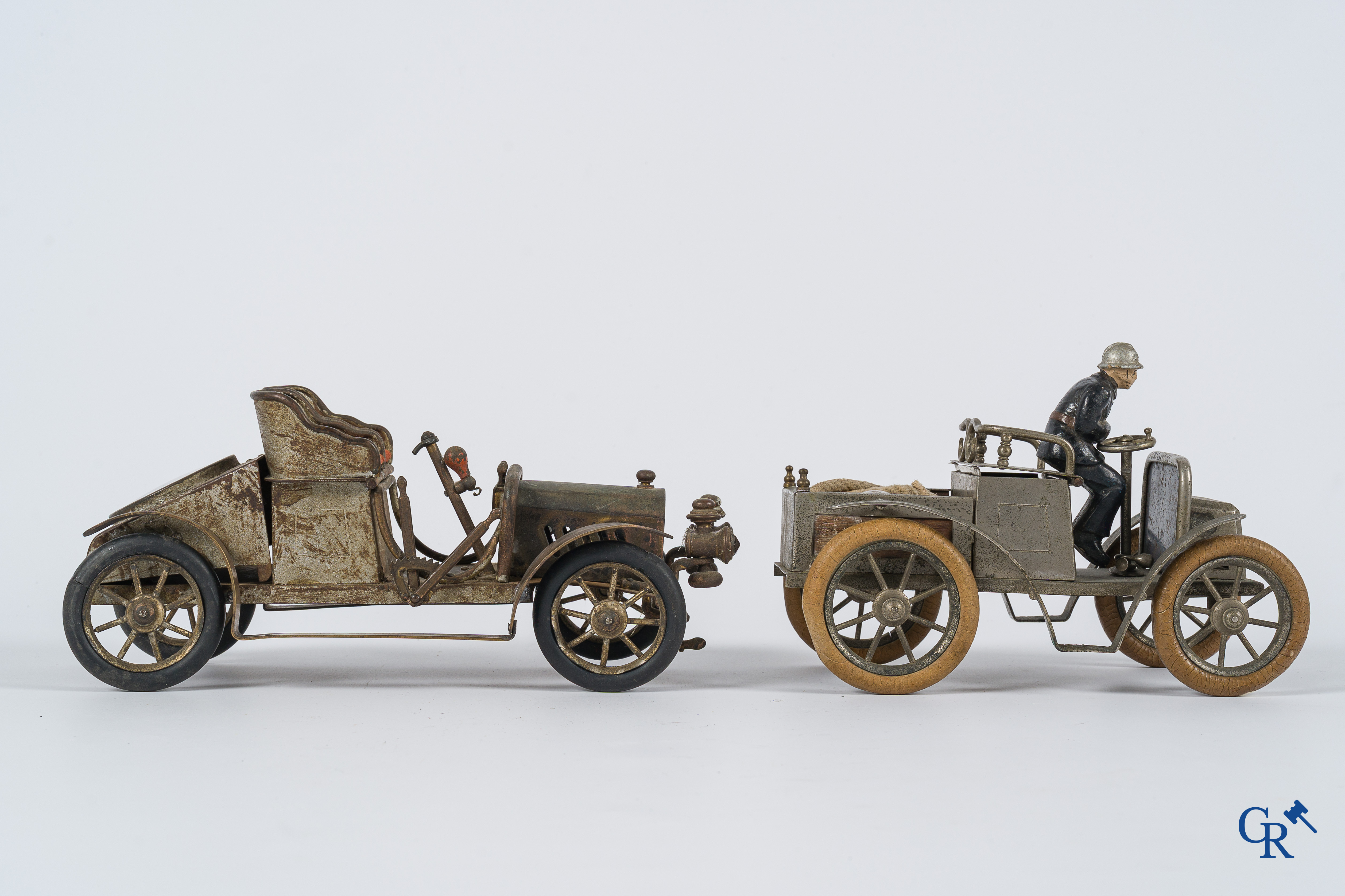 Chevob & Co. Bureaustel in de vorm van een open tourer met ingewerkte klok en een vroege brandweerwagen. Begin 1900.