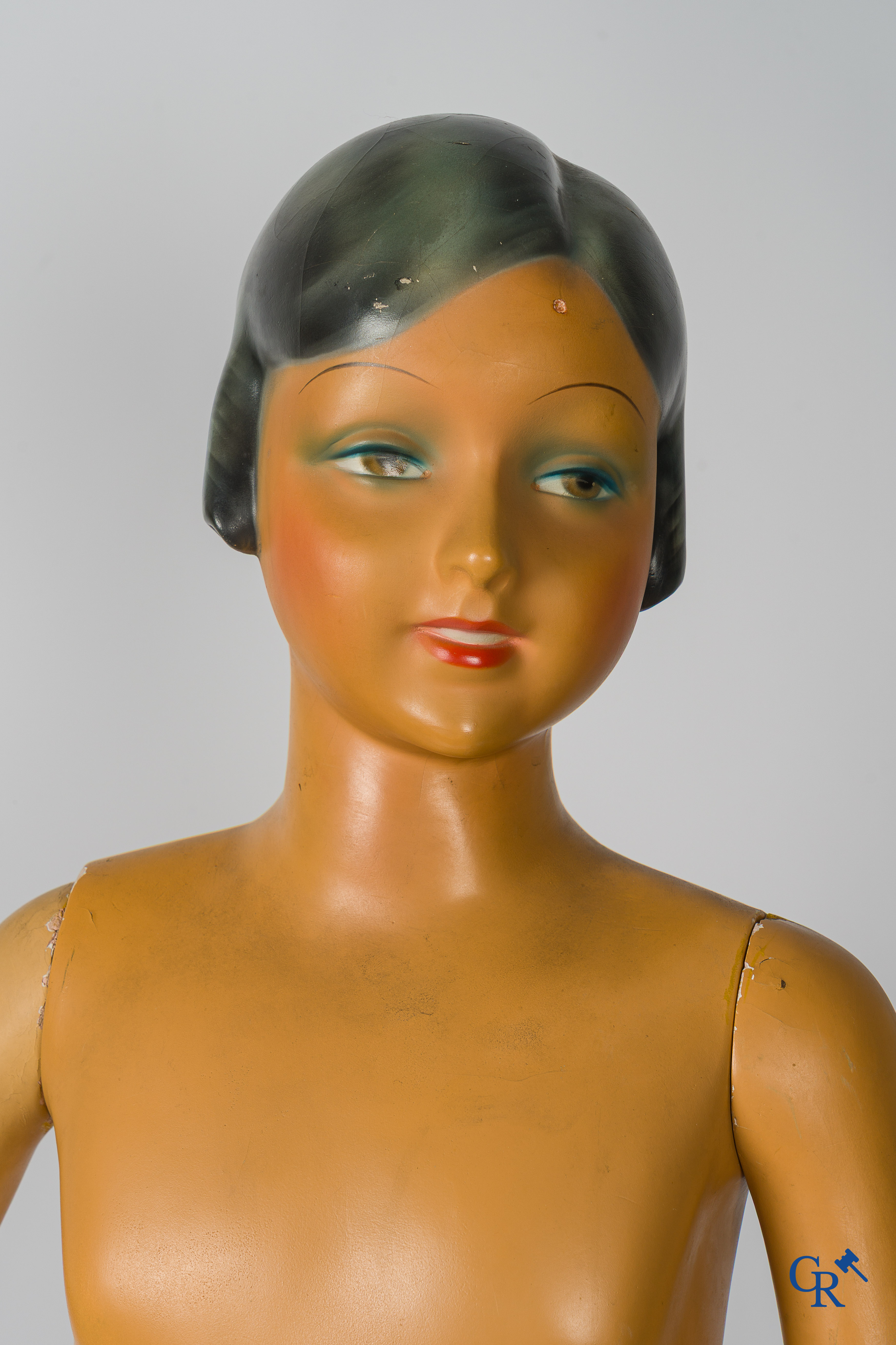 Siegel Paris, Art Deco etalagepop van een meisje in plaaster. Jaren '30. Gemerkt Siégel Paris, Made in France.