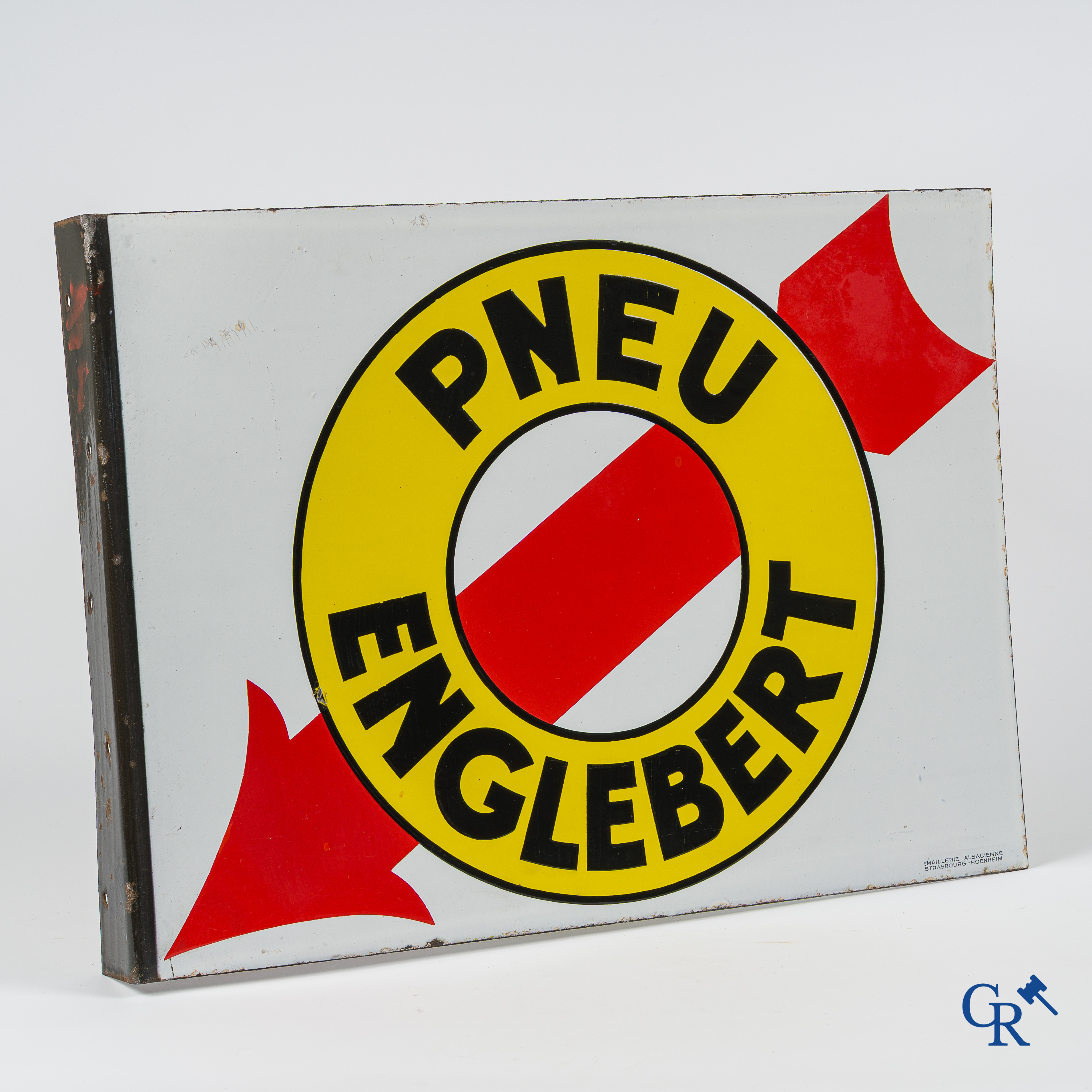 Pneu Englebert. Dubbelzijdig geëmailleerd uithangbord voor autobanden van het merk Englebert. Jaren '40.