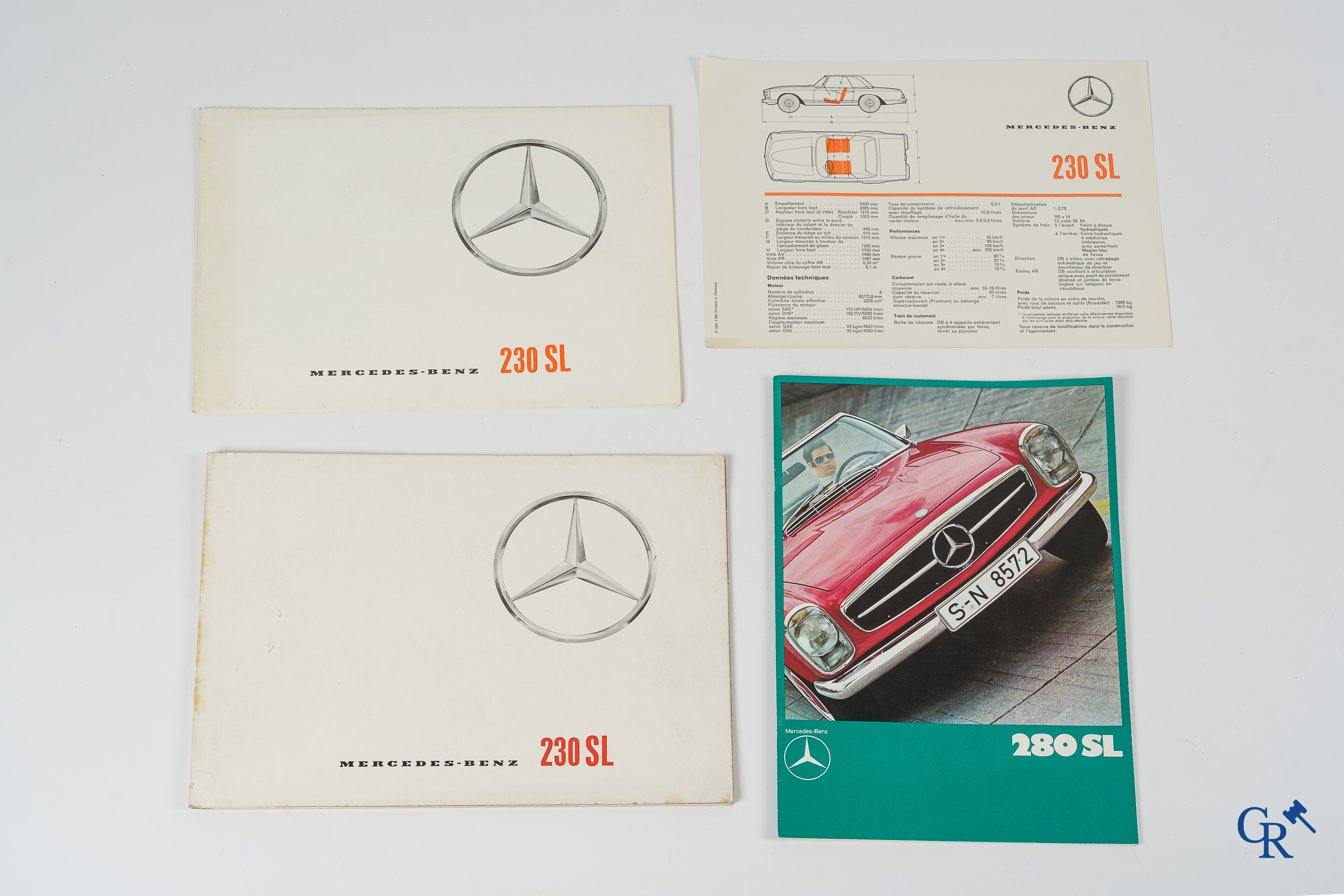 Automobilia. Mercedes Benz. 3 originele luxe catalogen of publiciteitsfolders voor de modellen 230SL en 280SL.