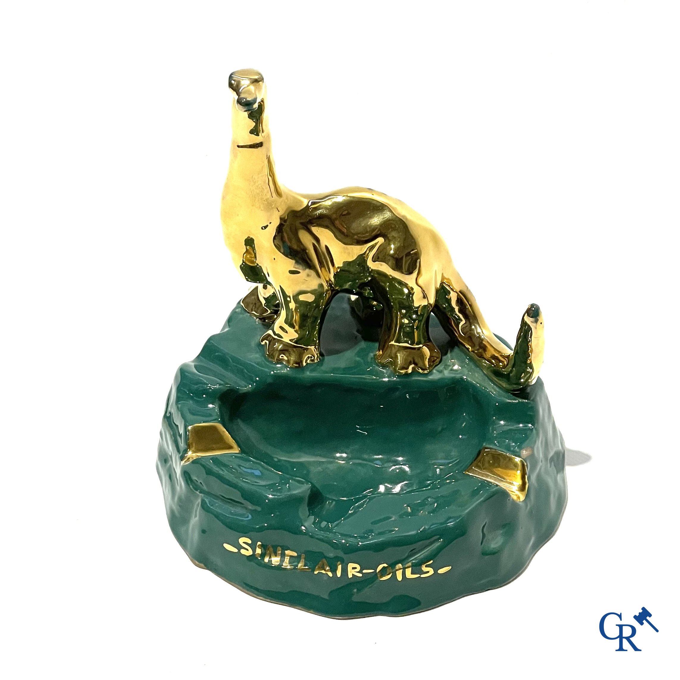 Sinclair. Publiciteitsasbak met een dinosaurus in geëmailleerde faience voor de Sinclair Oil Corporation. 50'er jaren.