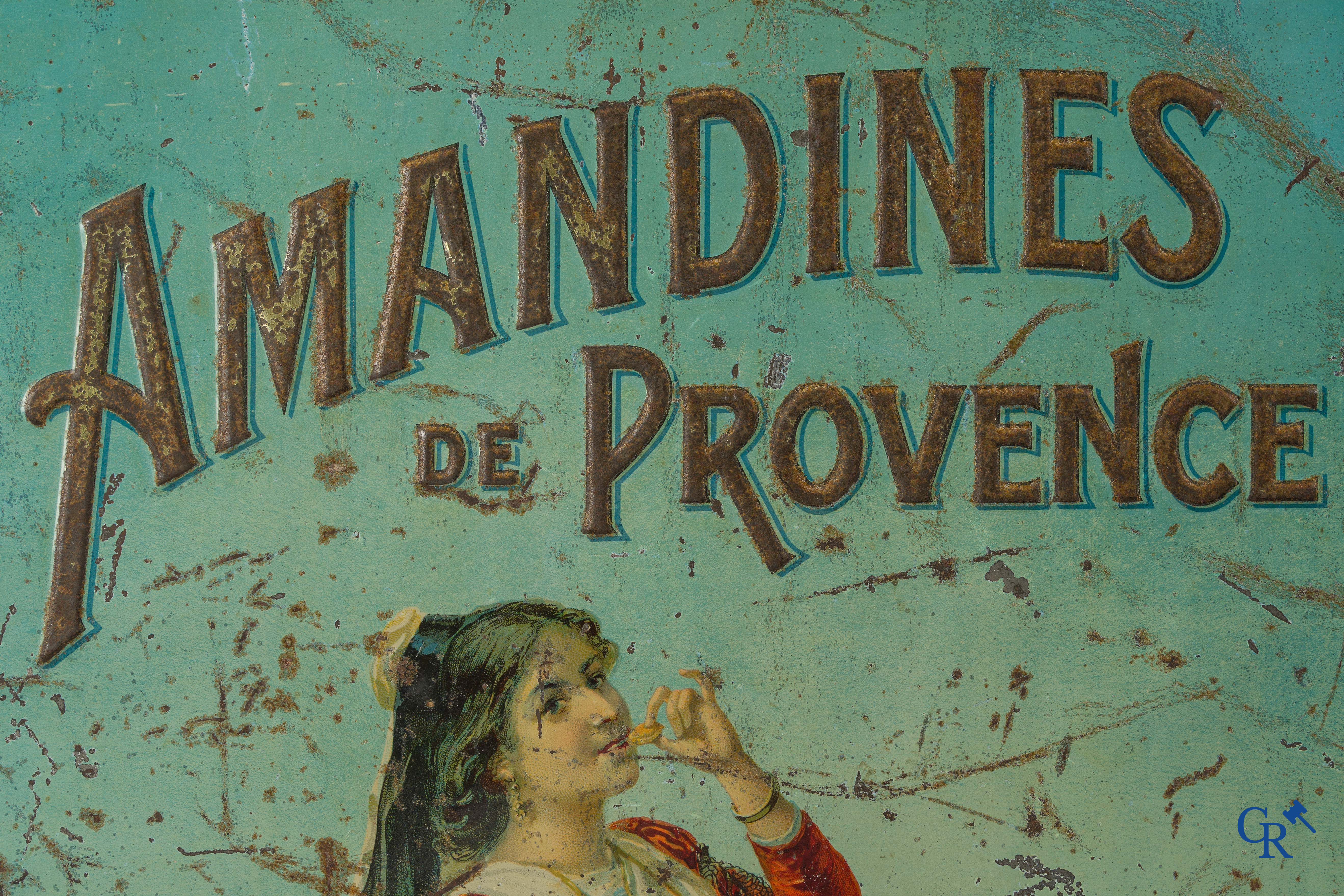 Amandines de Provence. Biscuits Pernot, dessert exquis. Zeldzame publiciteit in beschilderd blik. Circa 1910.