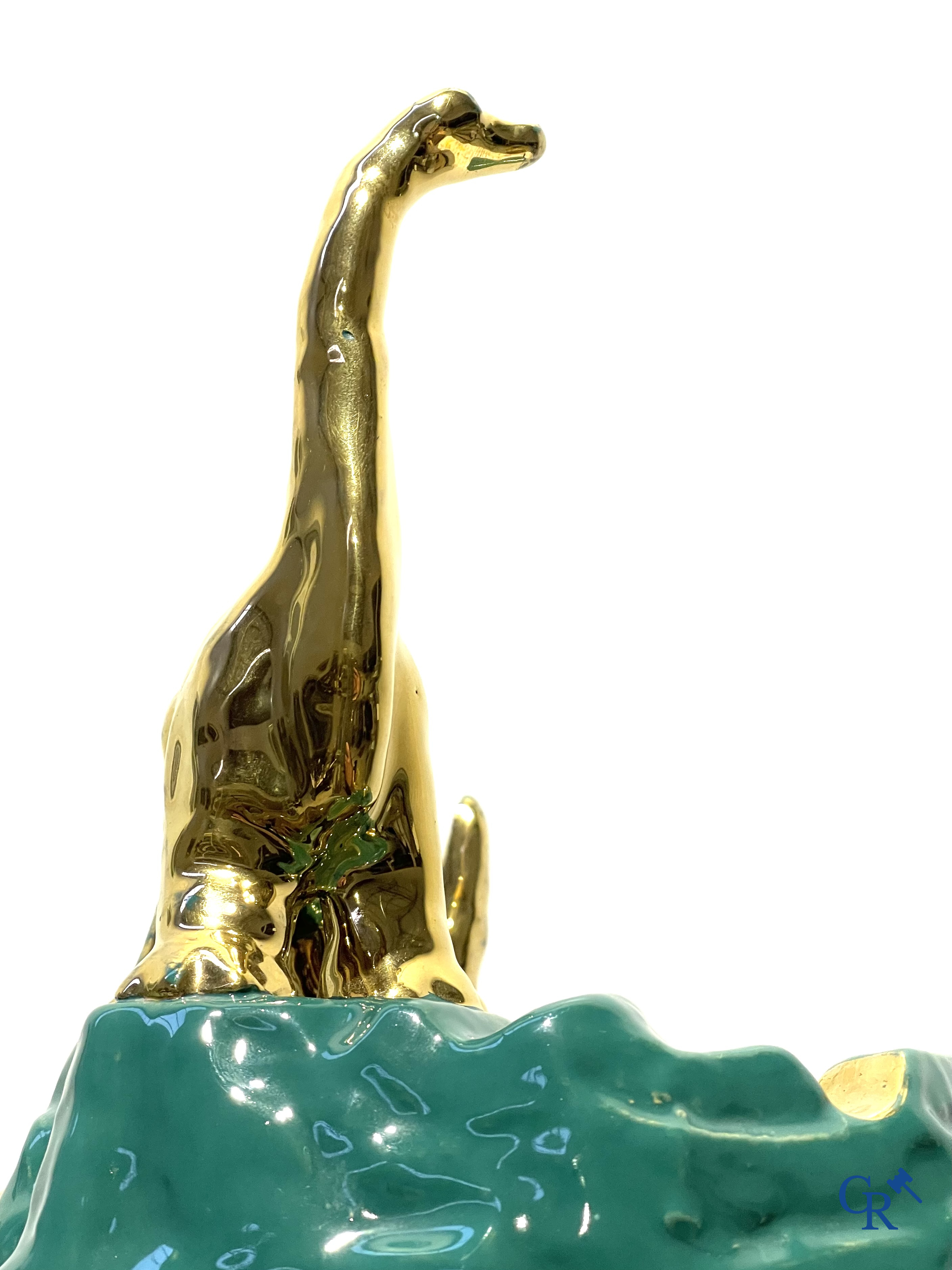 Sinclair. Publiciteitsasbak met een dinosaurus in geëmailleerde faience voor de Sinclair Oil Corporation. 50'er jaren.