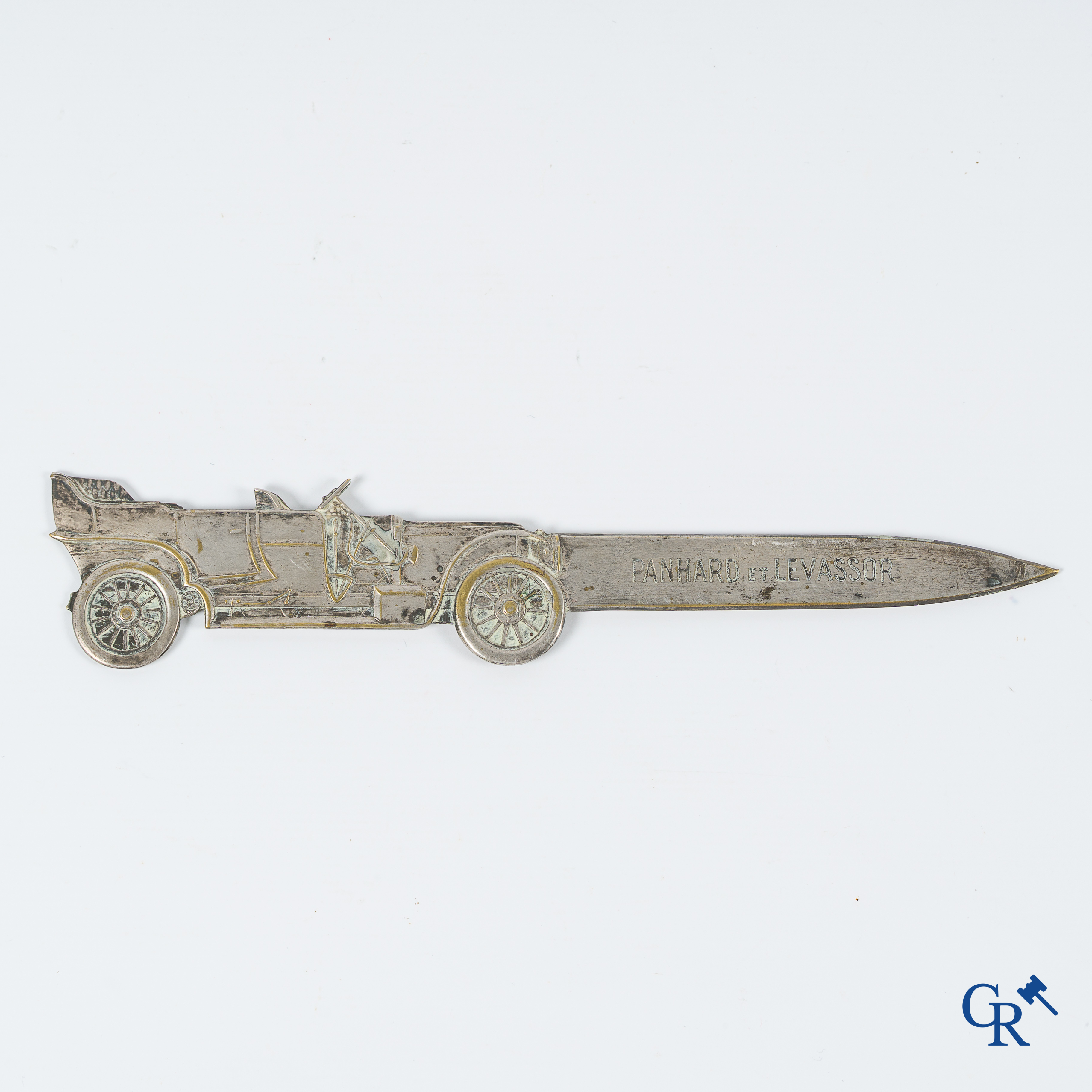 Panhard et Levassor. Briefopener in fijn geciseleerd en verzilverd brons. Circa 1920-1930.