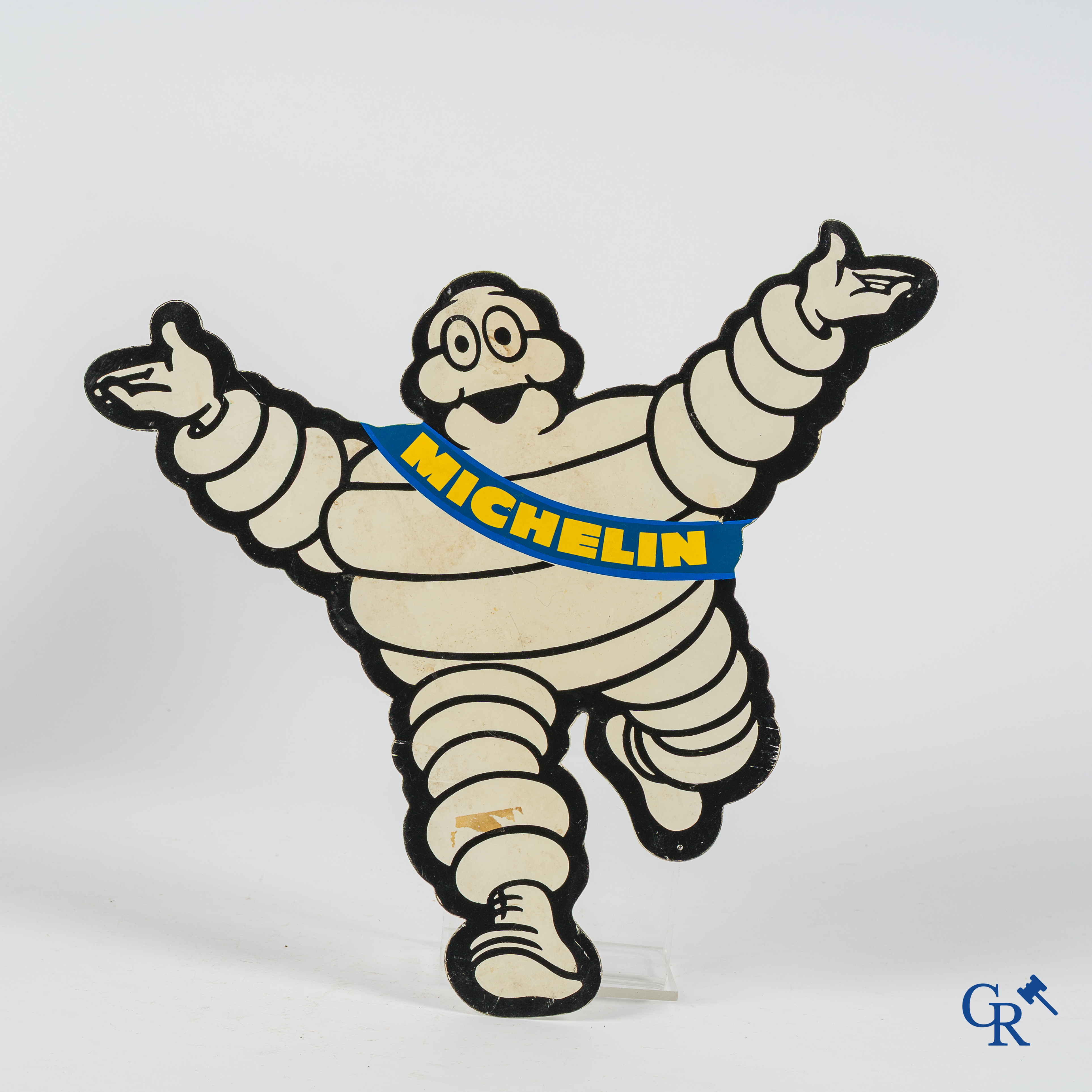 Lot avec 3 objets Michelin. Bibendum en plâtre, Bibendum en plastique dur et un outil Forum.
