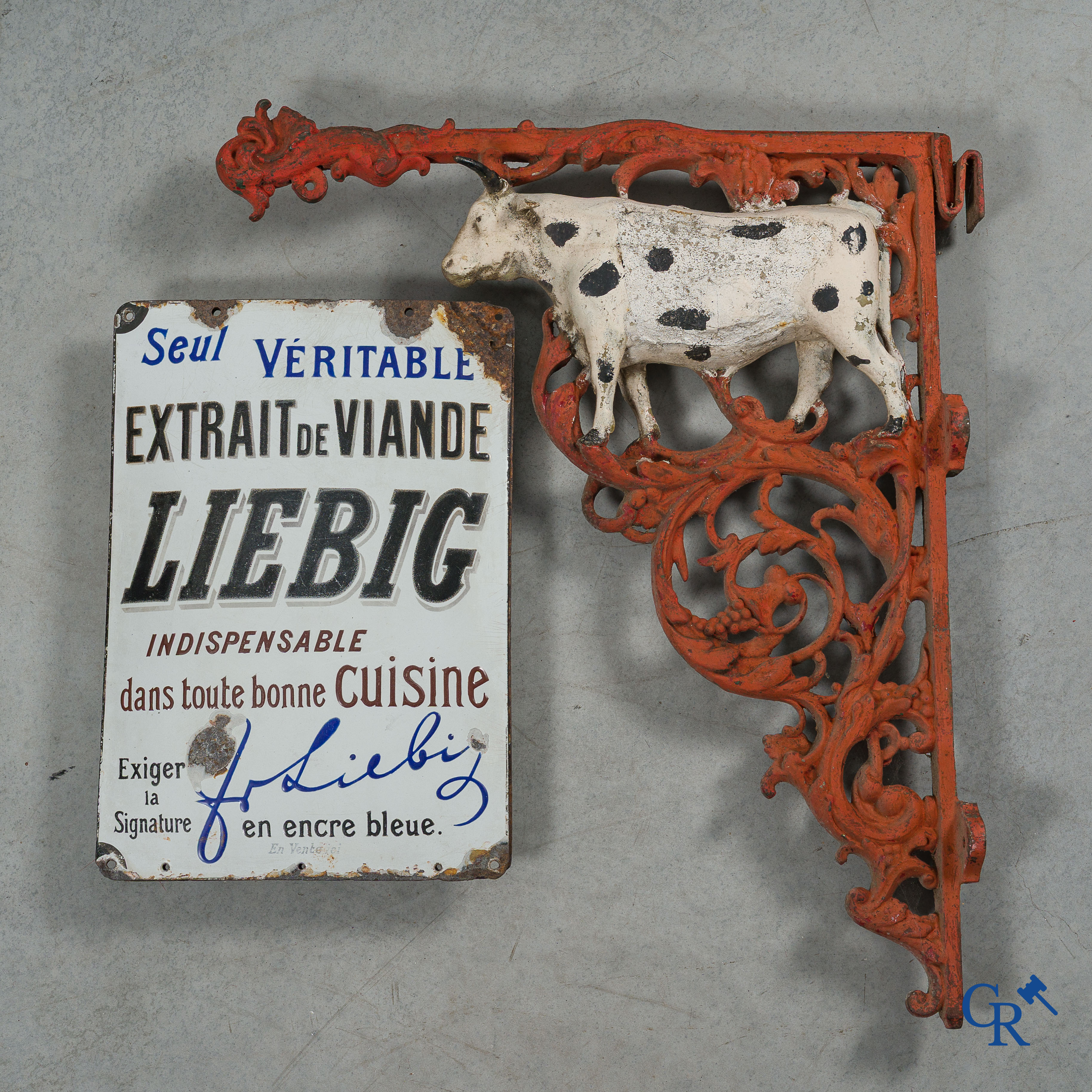 Liebig, Geheel bestaande uit 2 reclameborden opgehouden door een uithangbord in de vorm van een os. Circa 1900.