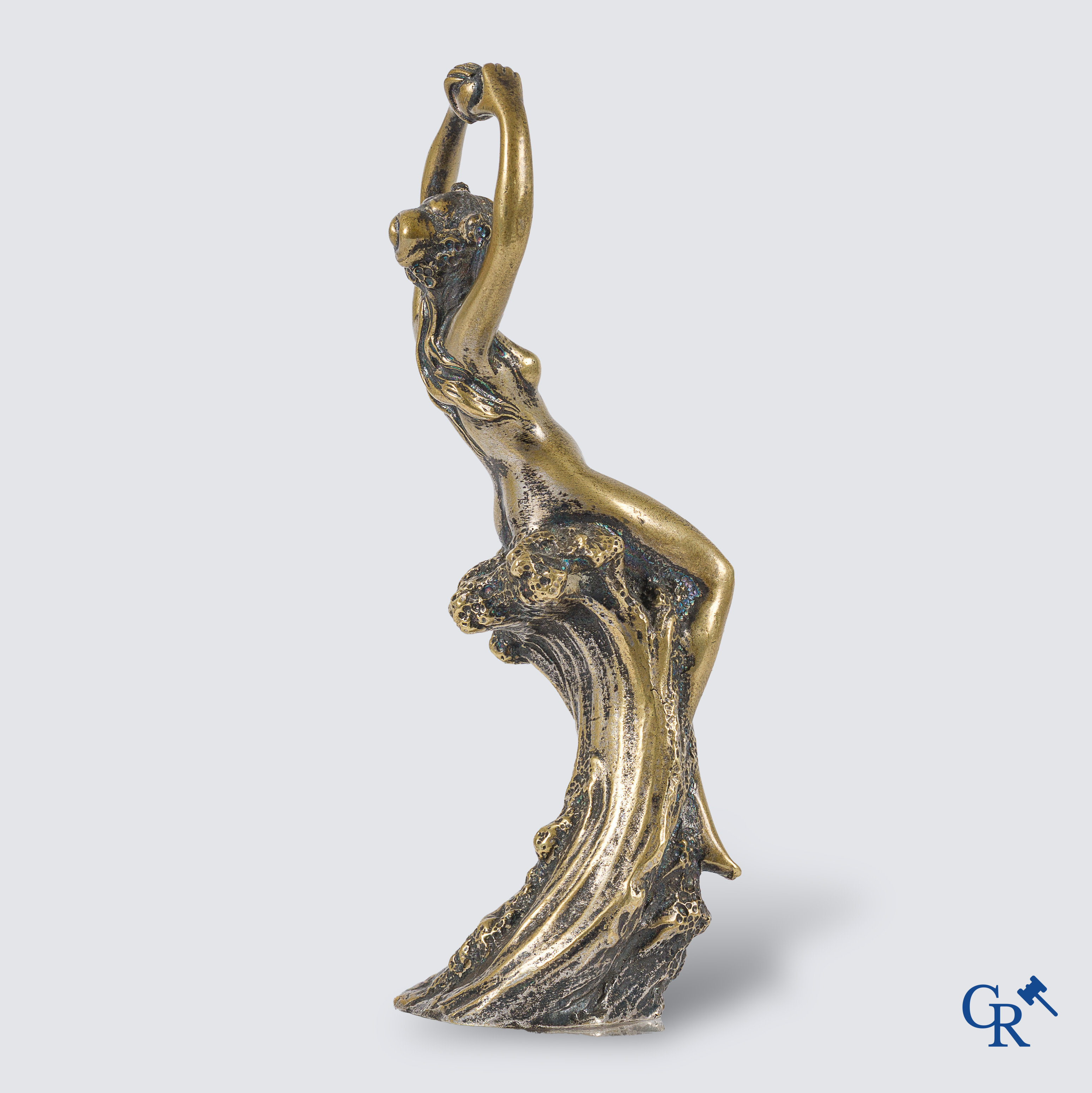 Automobilia. Een verzilverde bronzen automascotte. Circa 1920-1930.