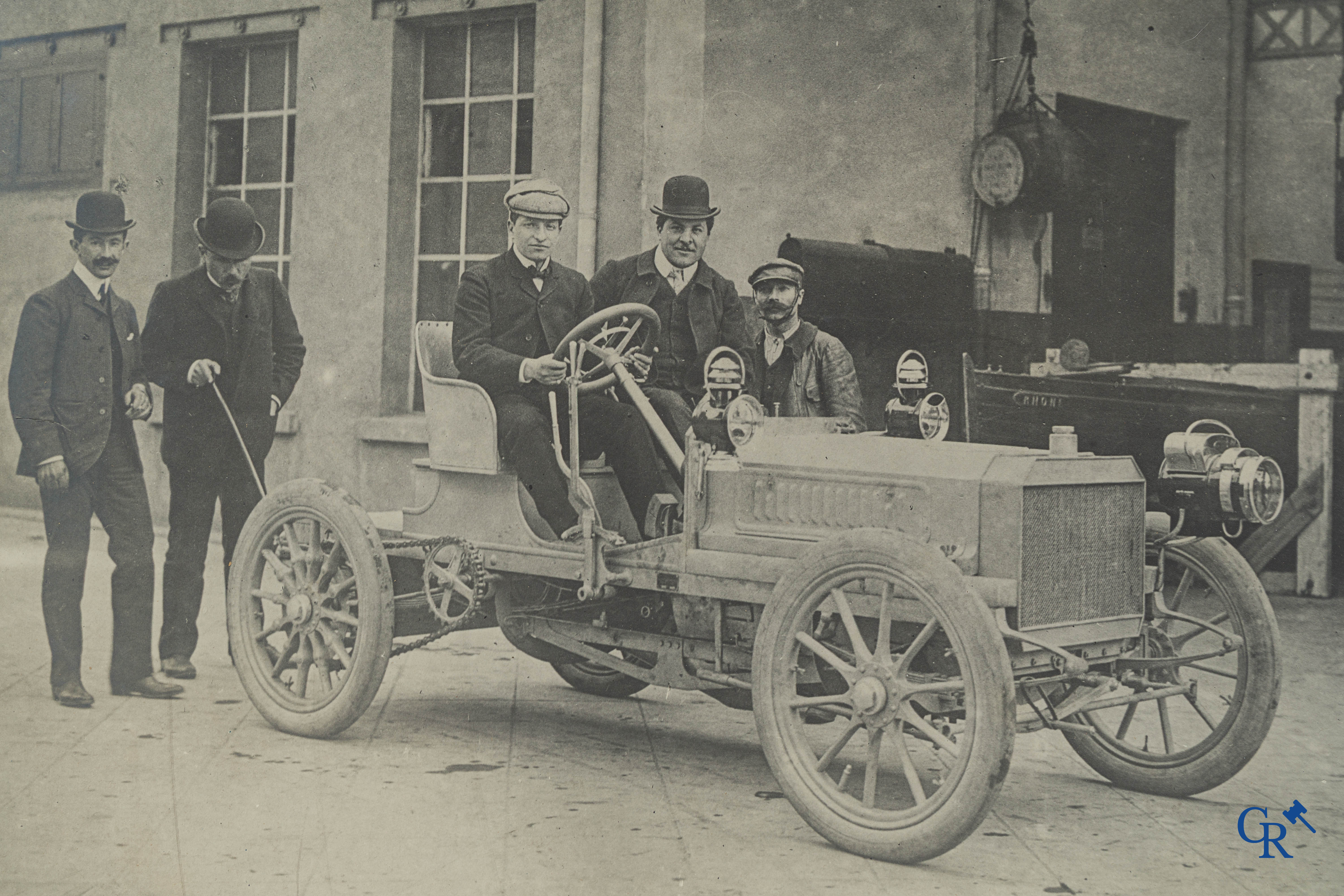Automobilia. Fotografie, Uitzonderlijk grote foto van een race auto. Circa 1902-1910.