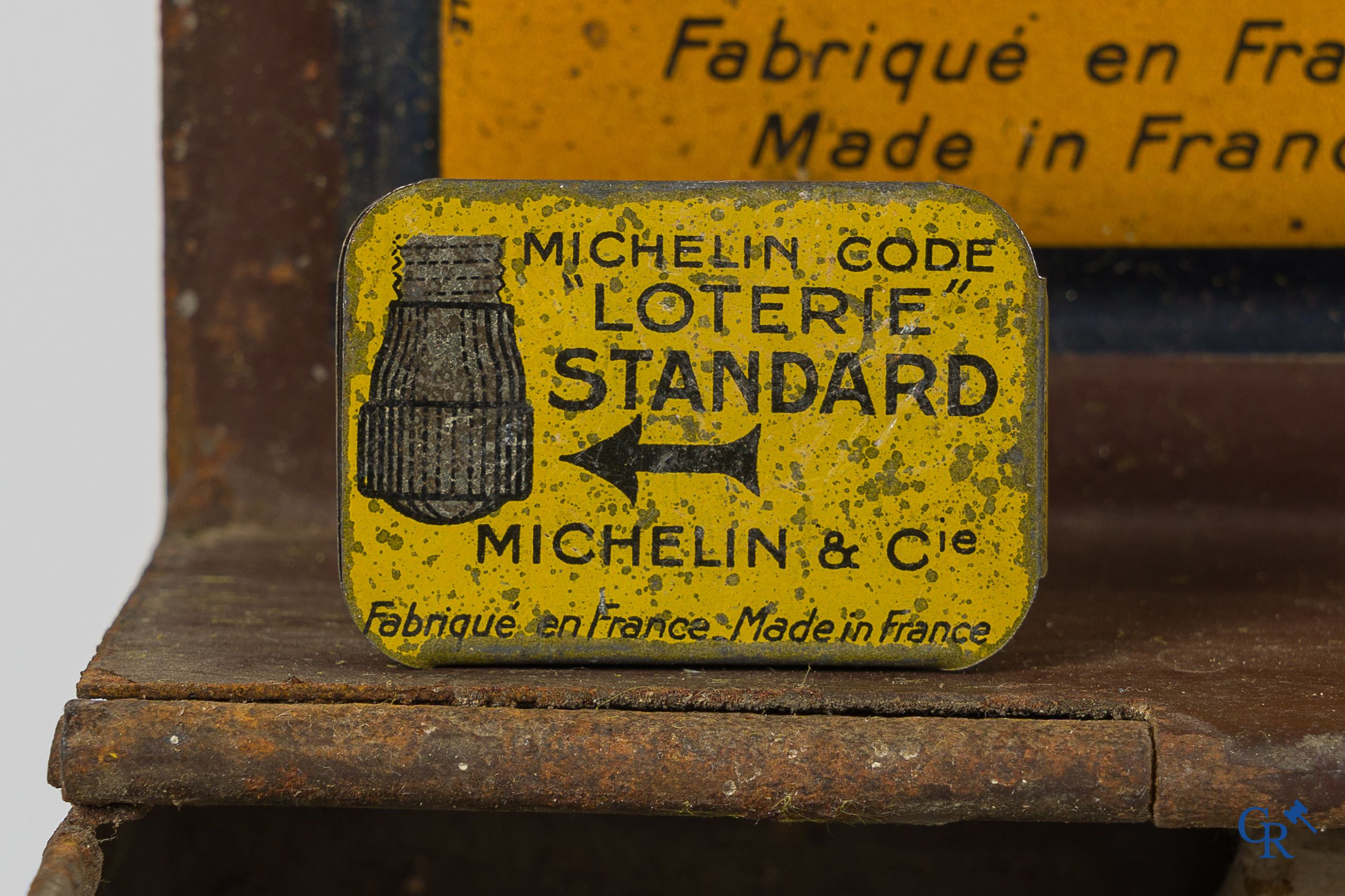 Michelin. Interessant lot met Michelin meettoestellen, blikdozen, code Paradis doos en andere. Jaren '20-'30.
