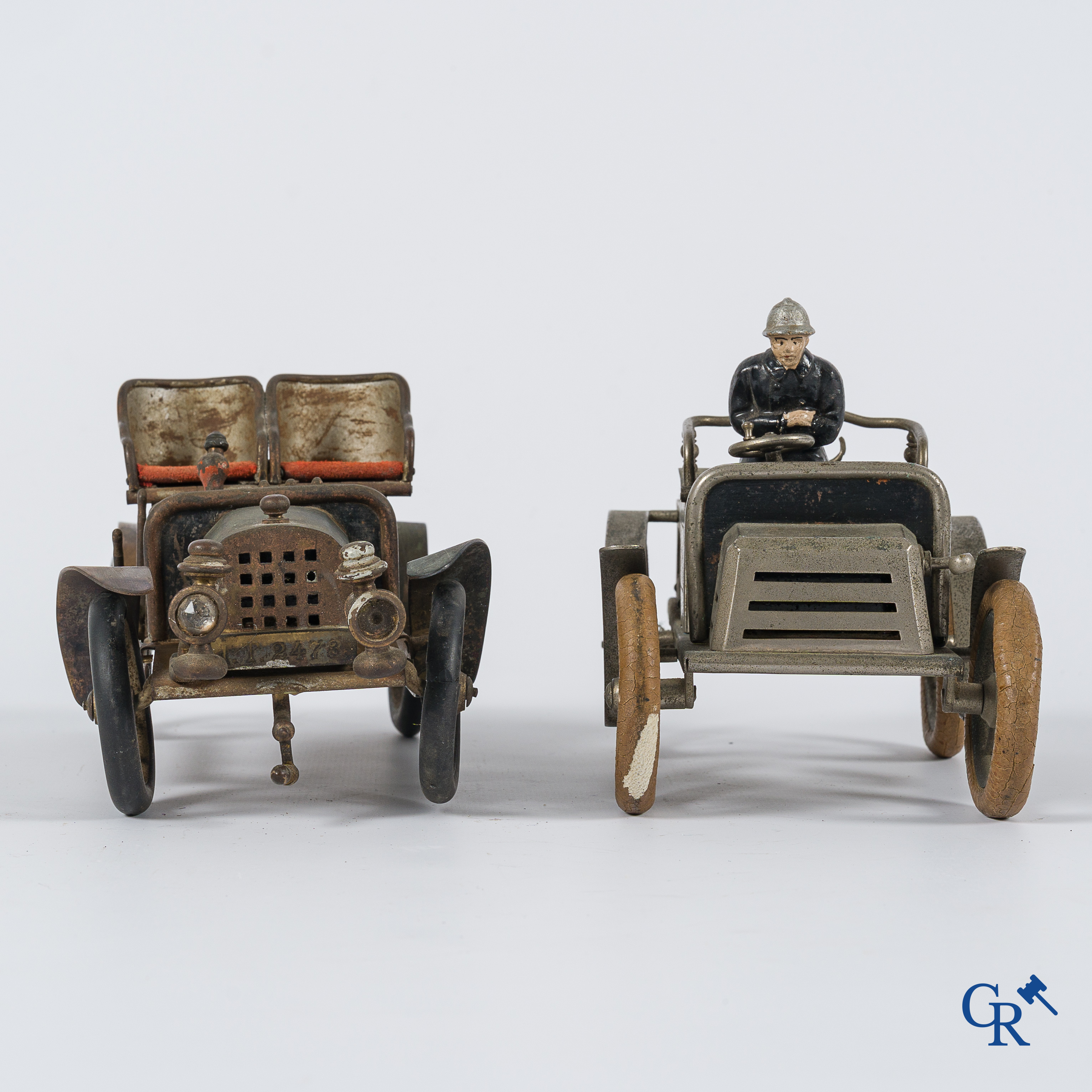 Chevob & Co. Bureaustel in de vorm van een open tourer met ingewerkte klok en een vroege brandweerwagen. Begin 1900.