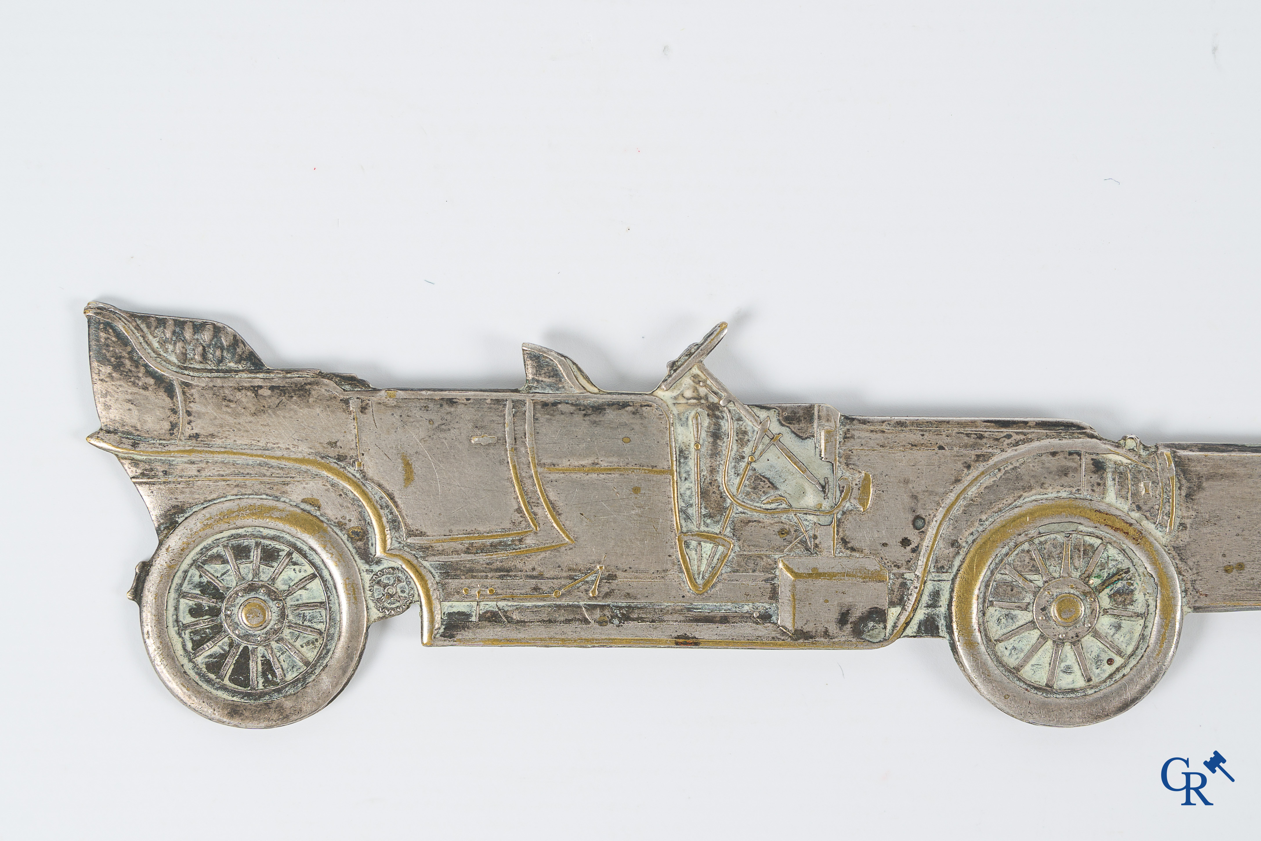 Panhard et Levassor. Briefopener in fijn geciseleerd en verzilverd brons. Circa 1920-1930.