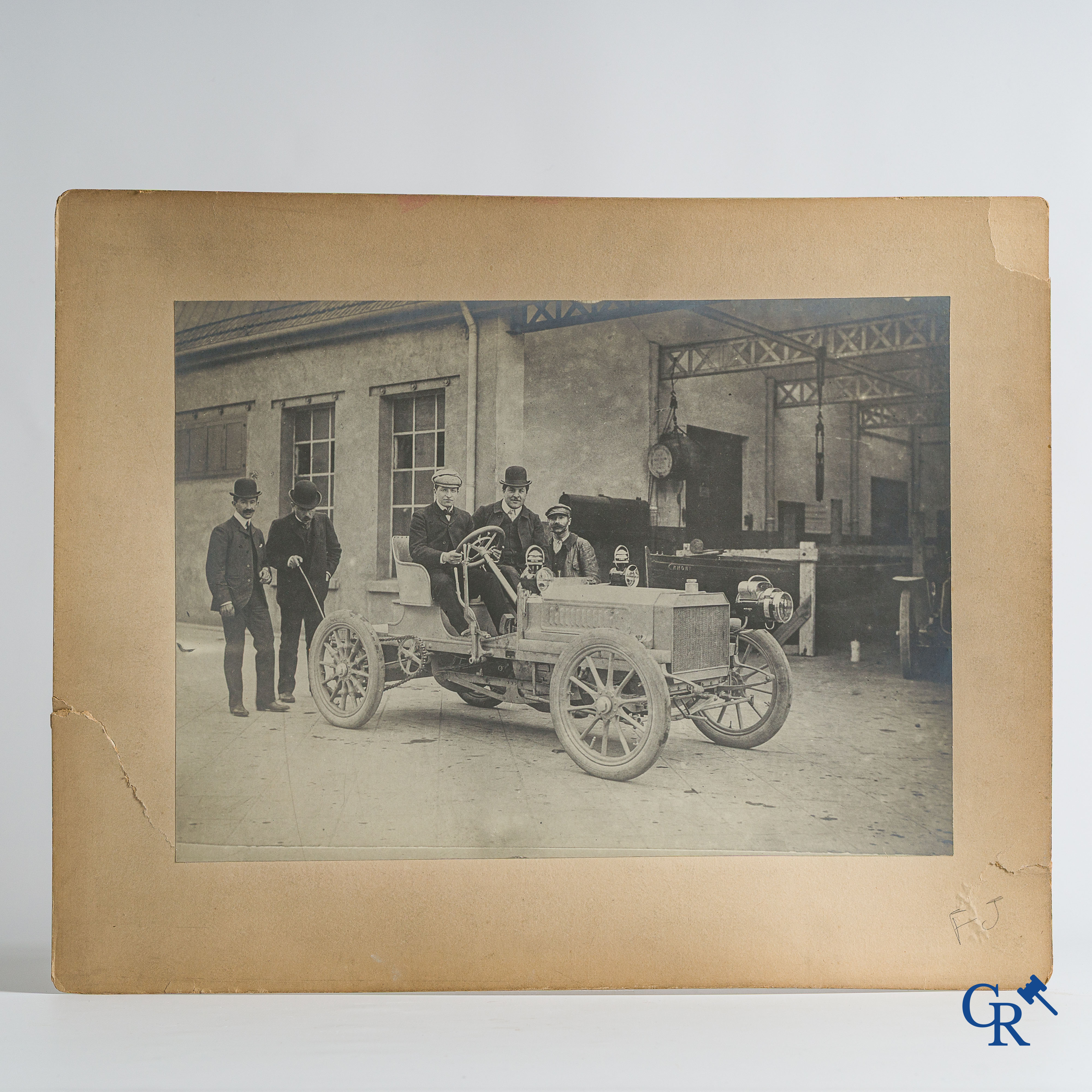 Automobilia. Fotografie, Uitzonderlijk grote foto van een race auto. Circa 1902-1910.