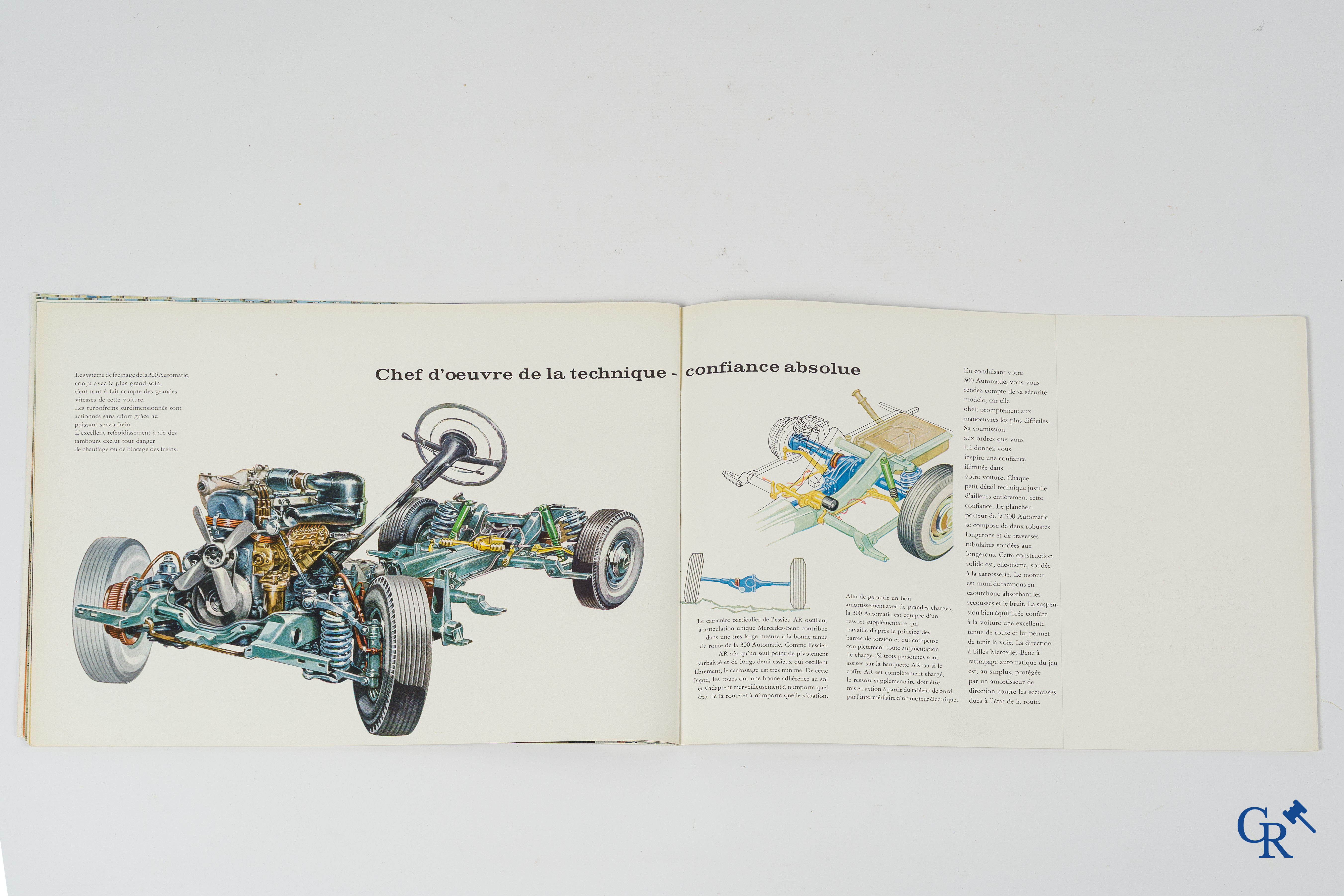 Automobilia. Mercedes Benz. Lot met 5 luxe catalogen of publiciteitsfolders voor diverse modellen.