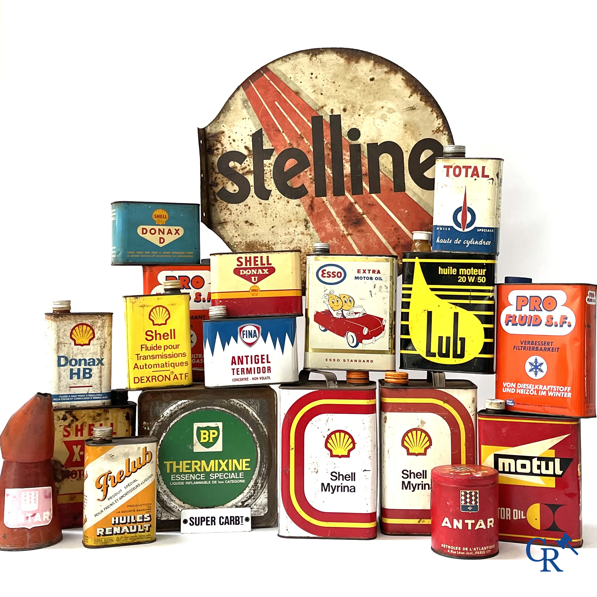 Automobilia, Groot lot olieblikken, een uithangbord Stelline, olie schenkkan Antar, en emaille bordje. Jaren '50-'60.