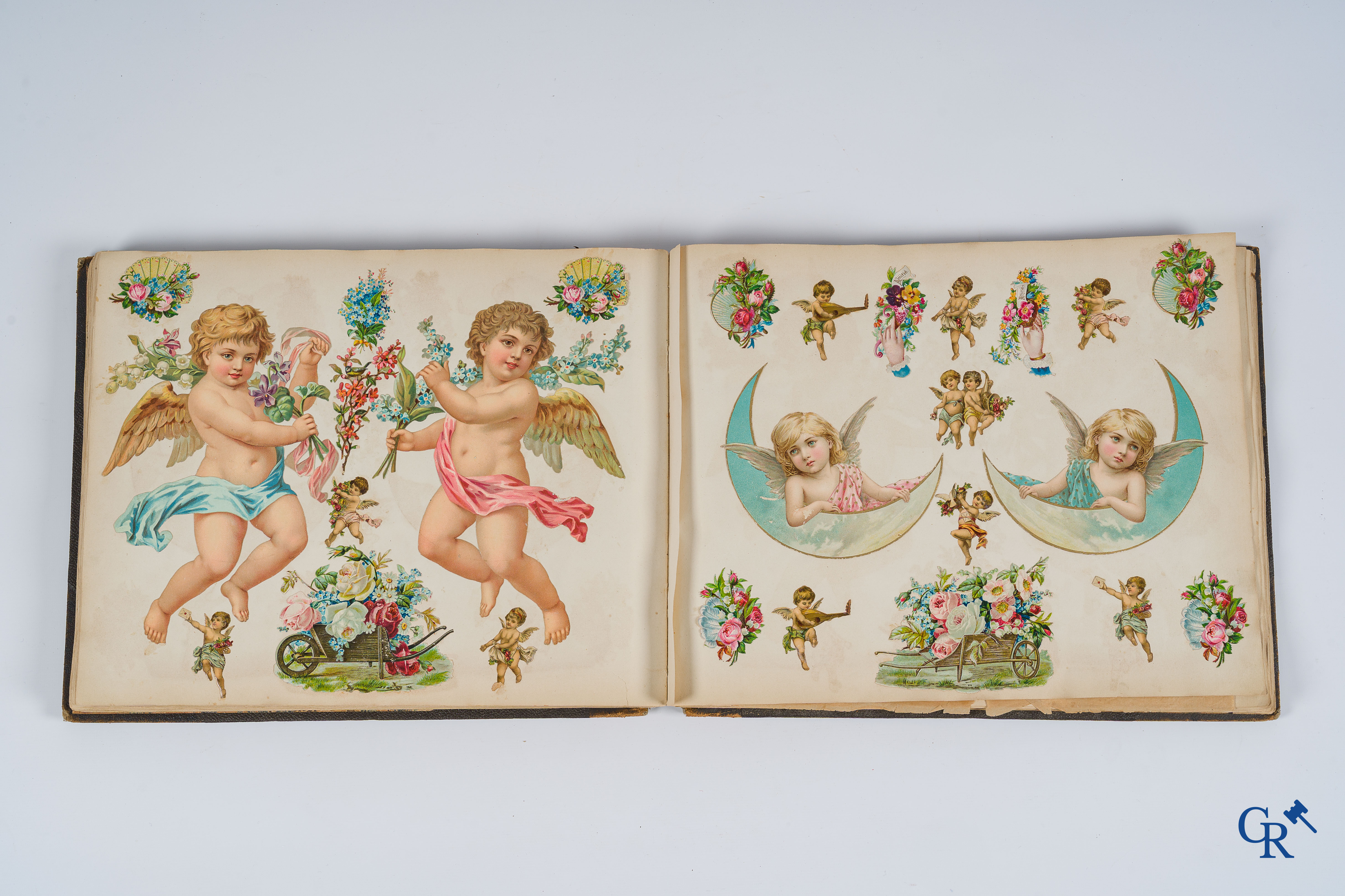 Een album met fantasie- en publiciteitskaarten. Circa 1900.
