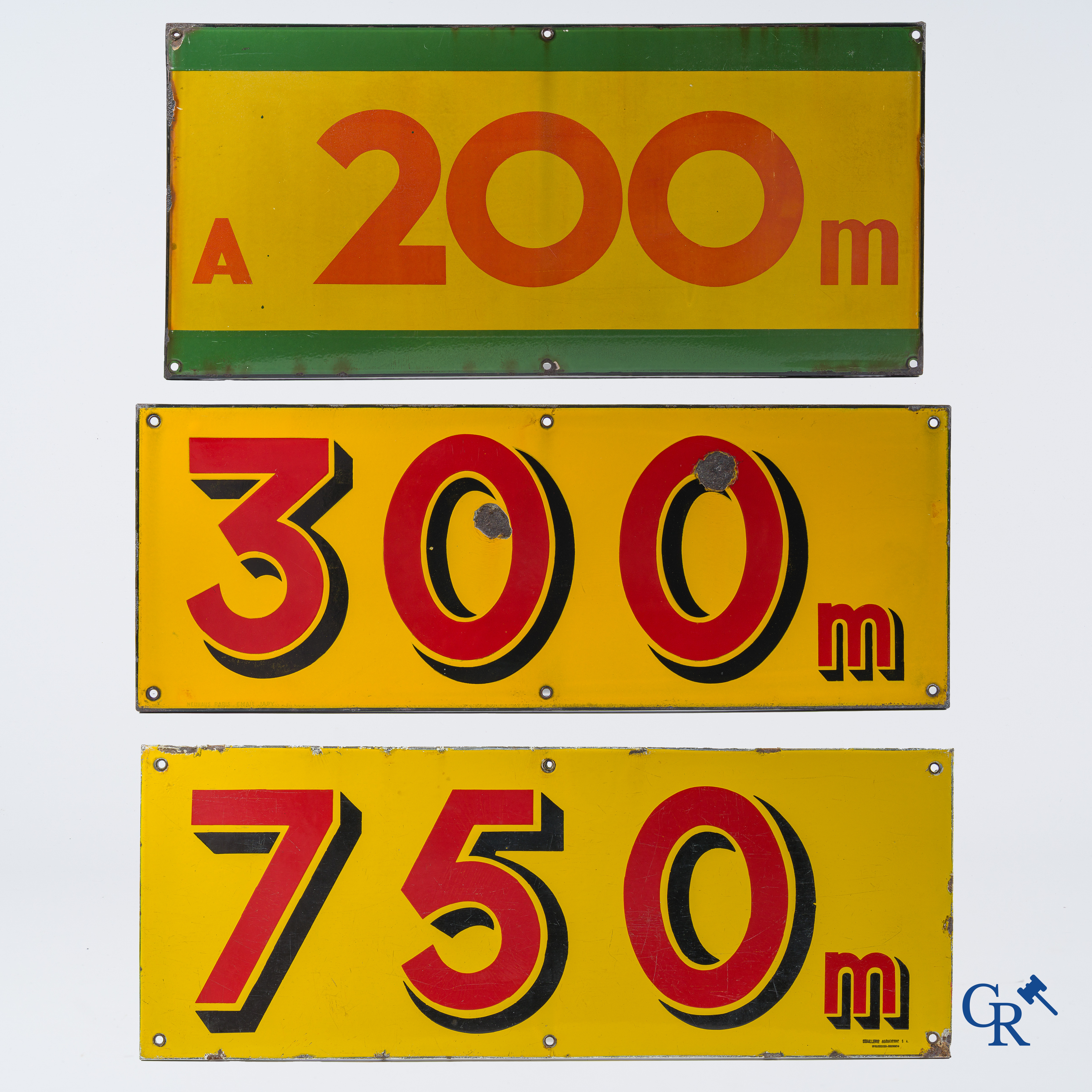 Automobilia. Shell, 3 emaille borden voor het aangeven van de afstand tot een benzinepomp. Jaren '20-'30.
