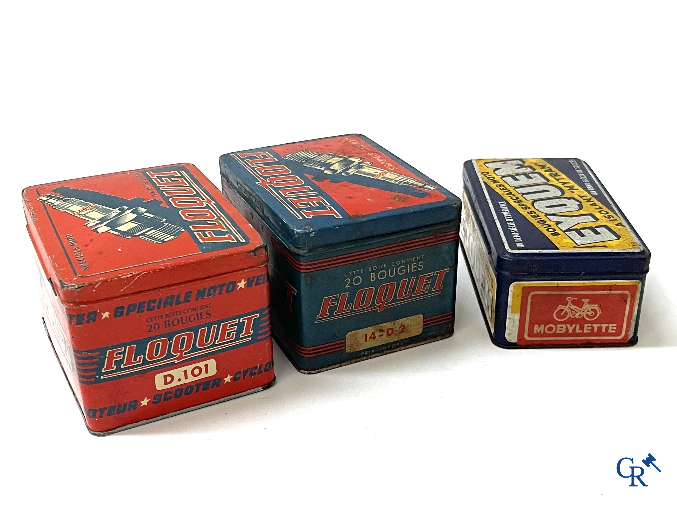 Automobilia. Groot lot olieblikken en andere i.v.m. fietsen, bougies, oliën en andere. Jaren '40-'50-'60.