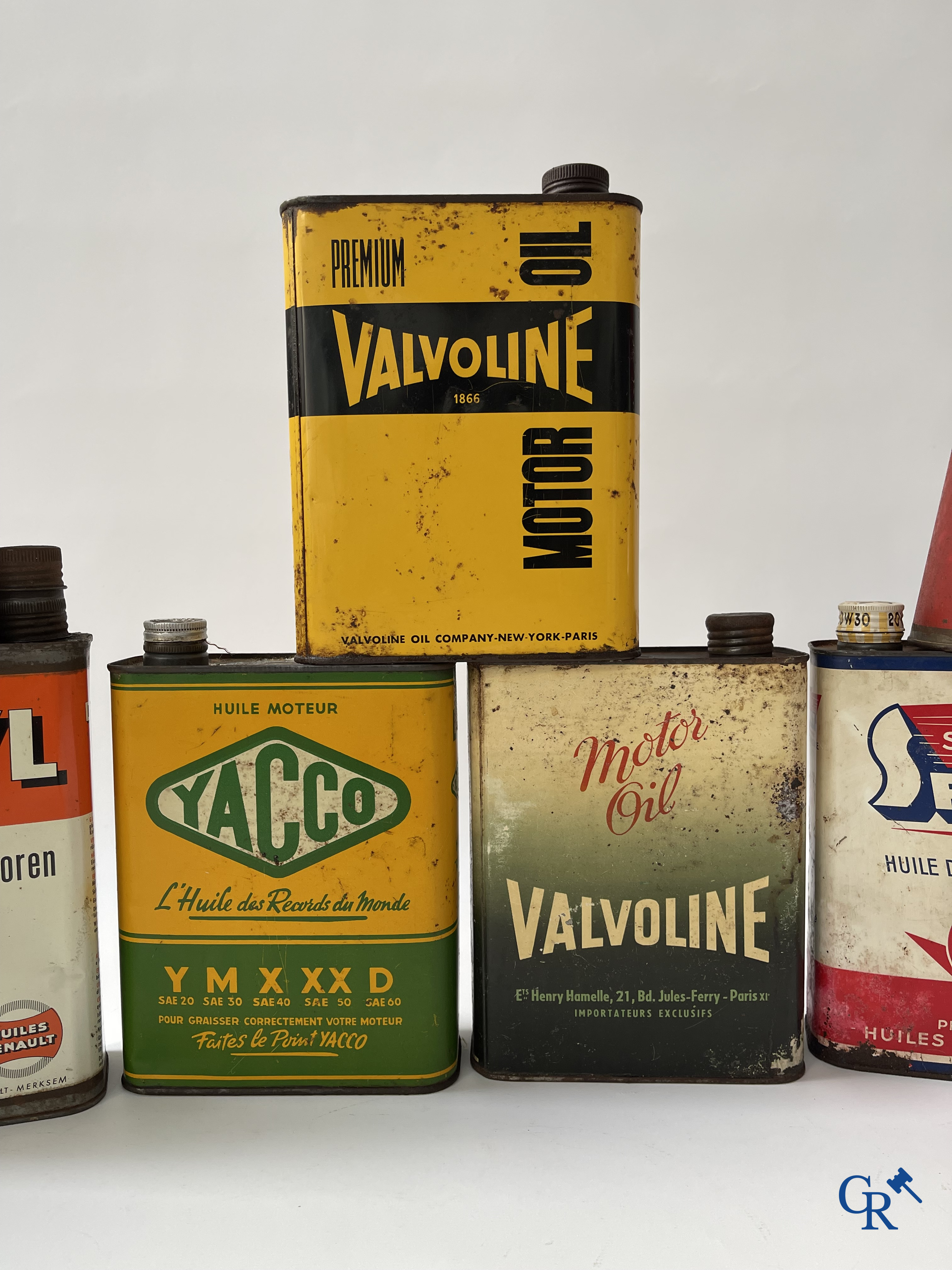 6 Olieblikken, Esso, Renault, Yacco, Valvoline en 3 oliekannen van het merk Hafa Dopee en Motul. Jaren '50-'60.