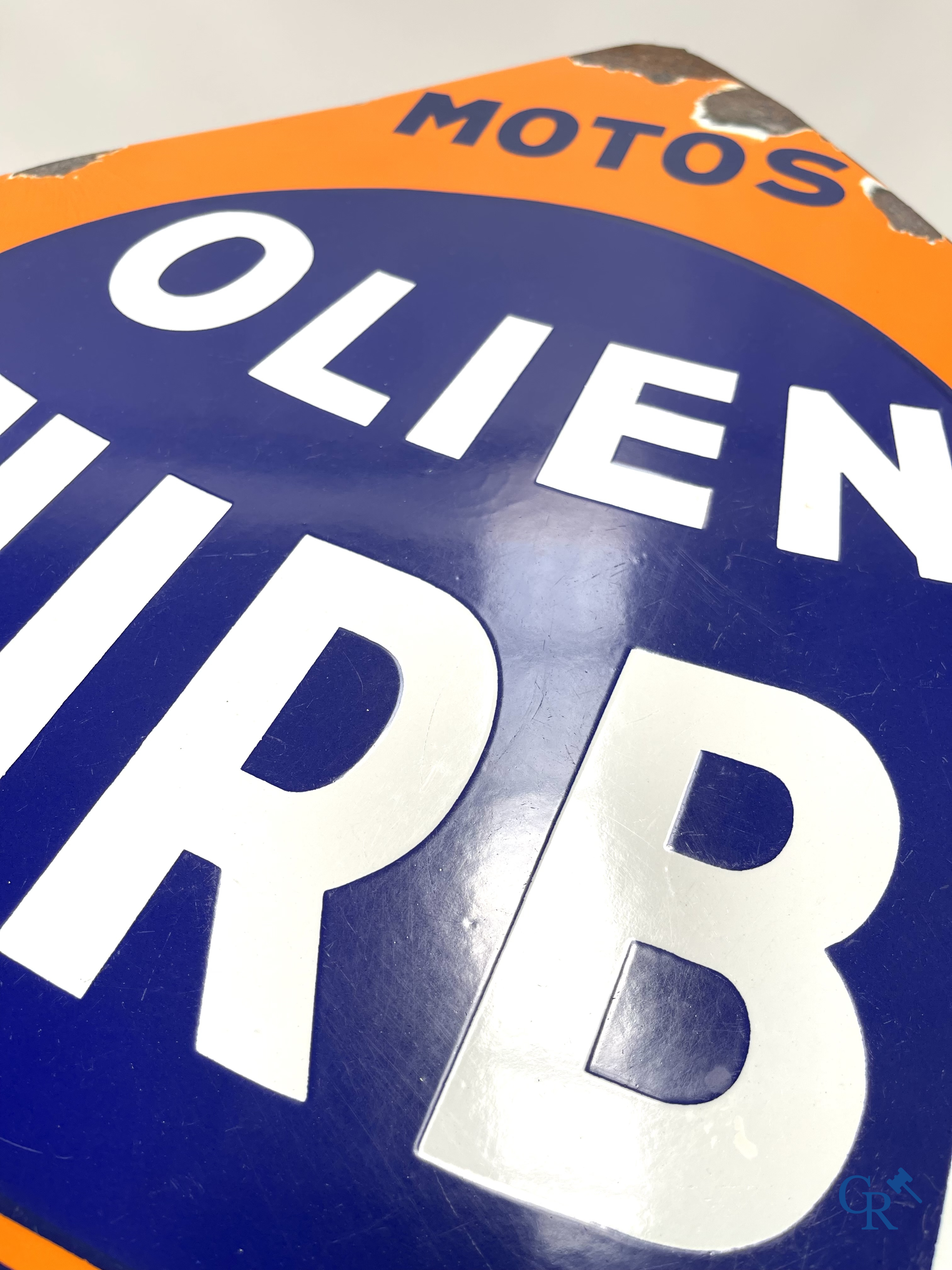 Oliën Turbi. Emaille reclamebord voor motor- en auto olie van het merk Turbi. '40-er jaren.