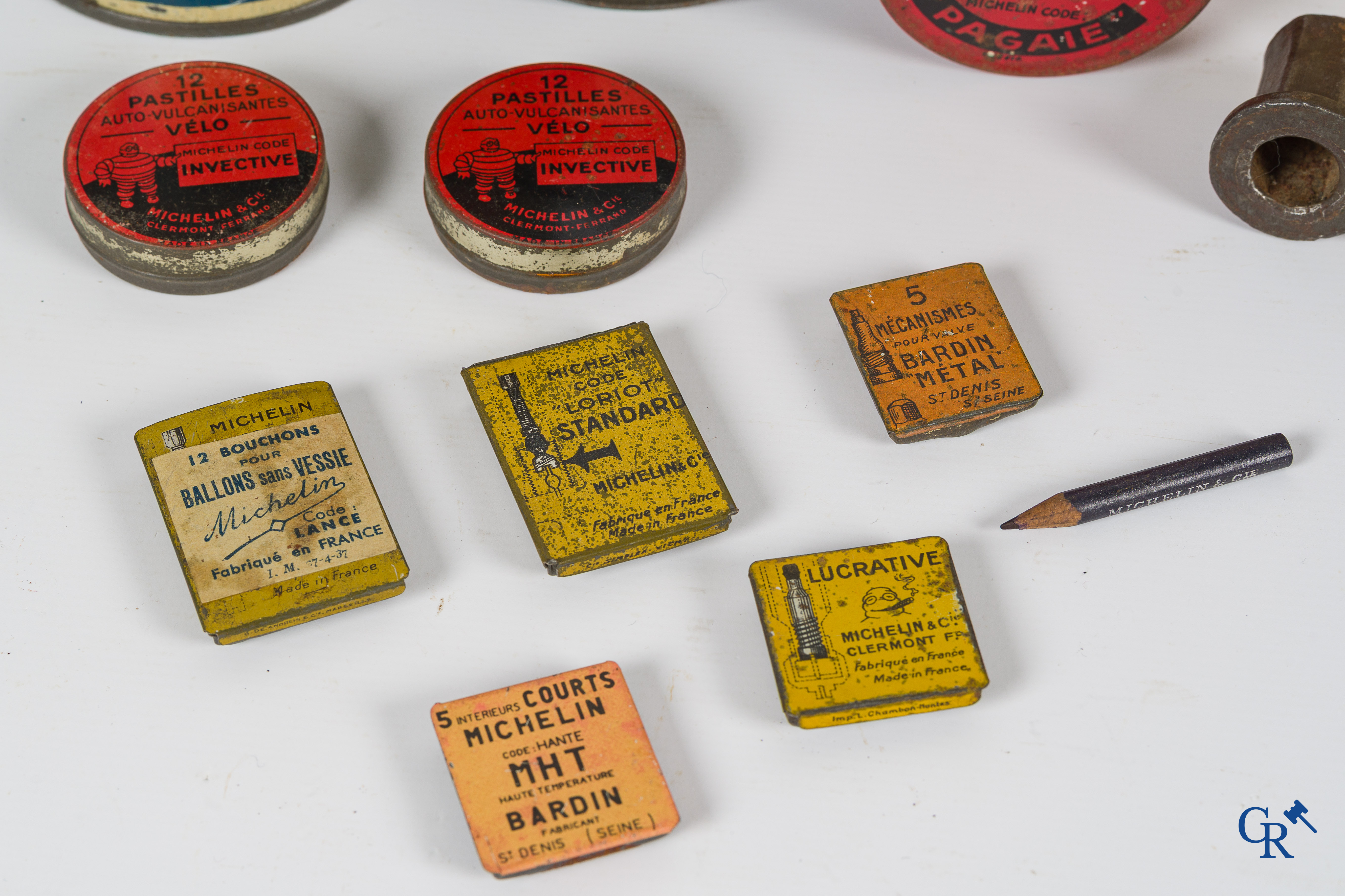 Automobilia. Michelin. Een vroege reparatiekit "Trépan" en een mooi lot blikdozen. Circa 1910-1930.