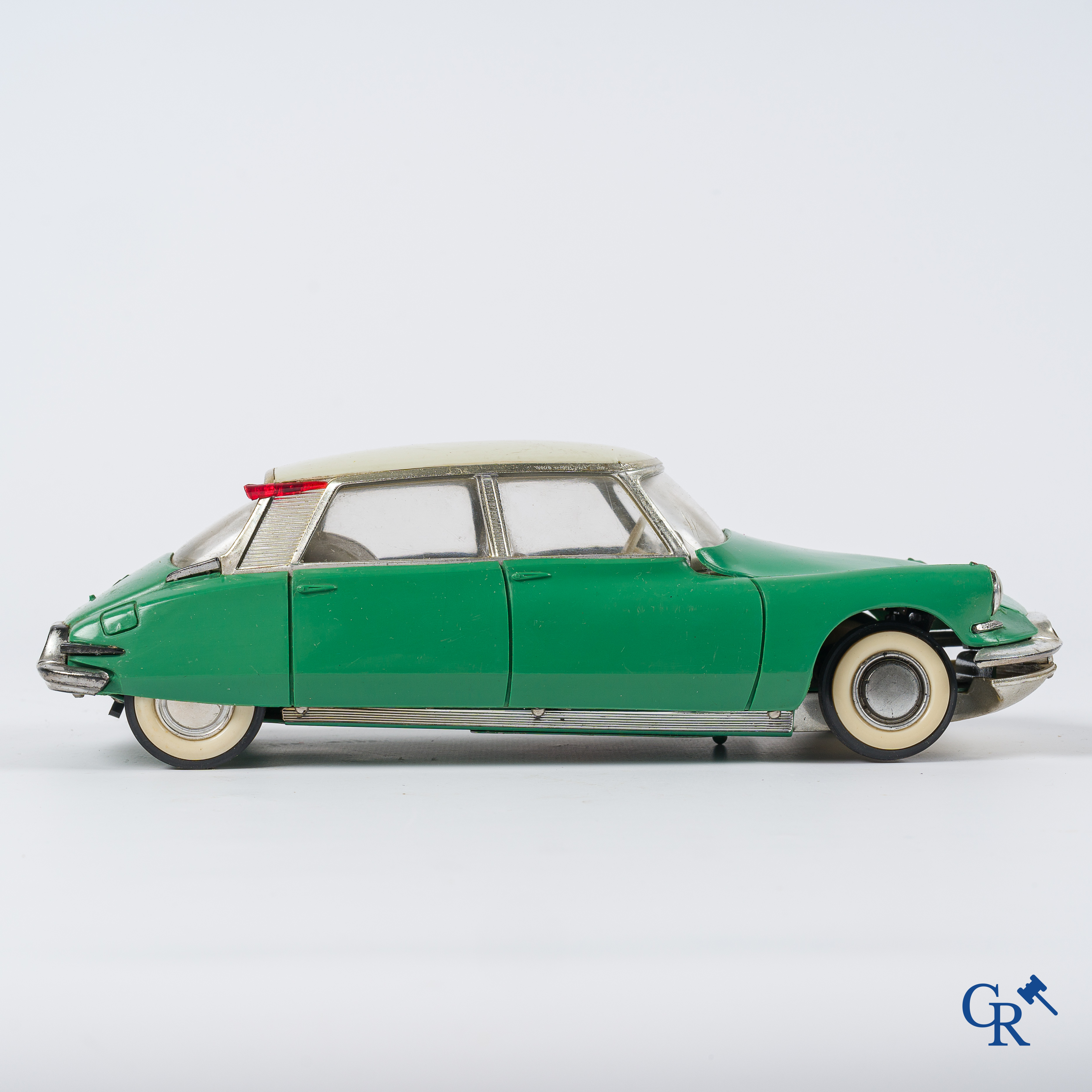 Oud speelgoed. Gégé, Frankrijk. Citroen DS 19 met mechanische motor en elektrische verlichting.