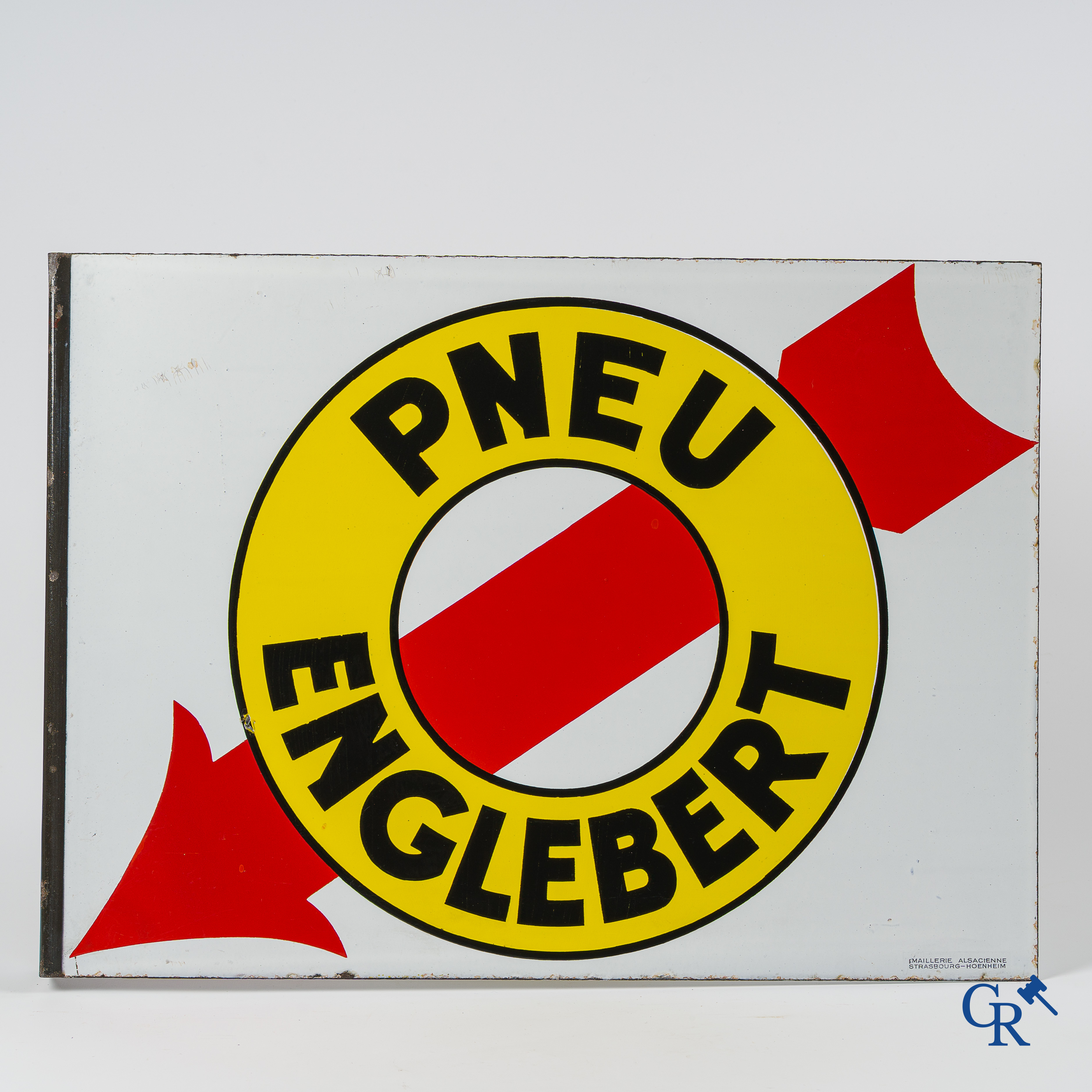 Pneu Englebert. Dubbelzijdig geëmailleerd uithangbord voor autobanden van het merk Englebert. Jaren '40.