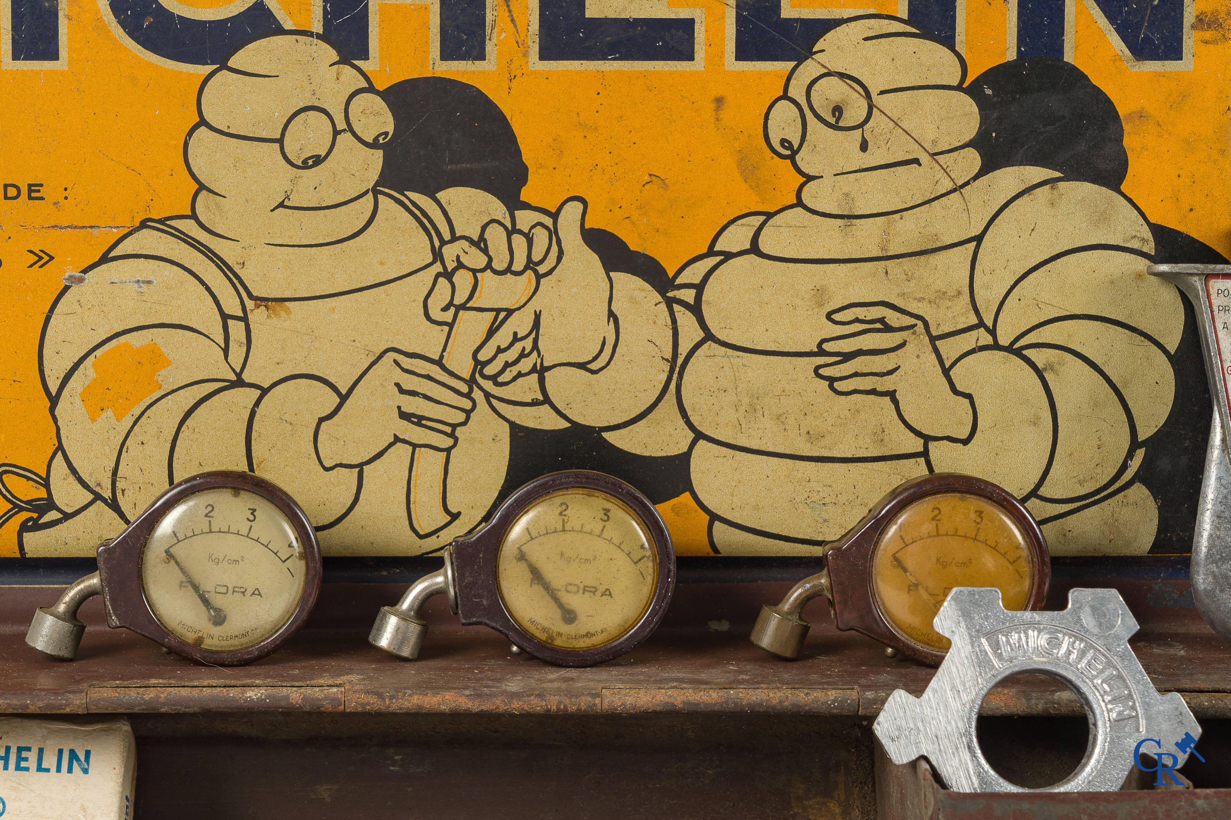 Michelin. Interessant lot met Michelin meettoestellen, blikdozen, code Paradis doos en andere. Jaren '20-'30.