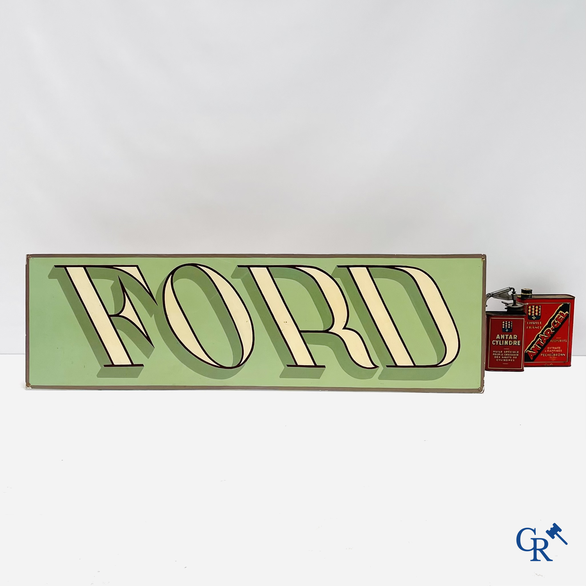 Ford. Beschilderd publiciteitsbord op hardboard. Waarschijnlijk een uithangbord voor een autosalon. Jaren '50.