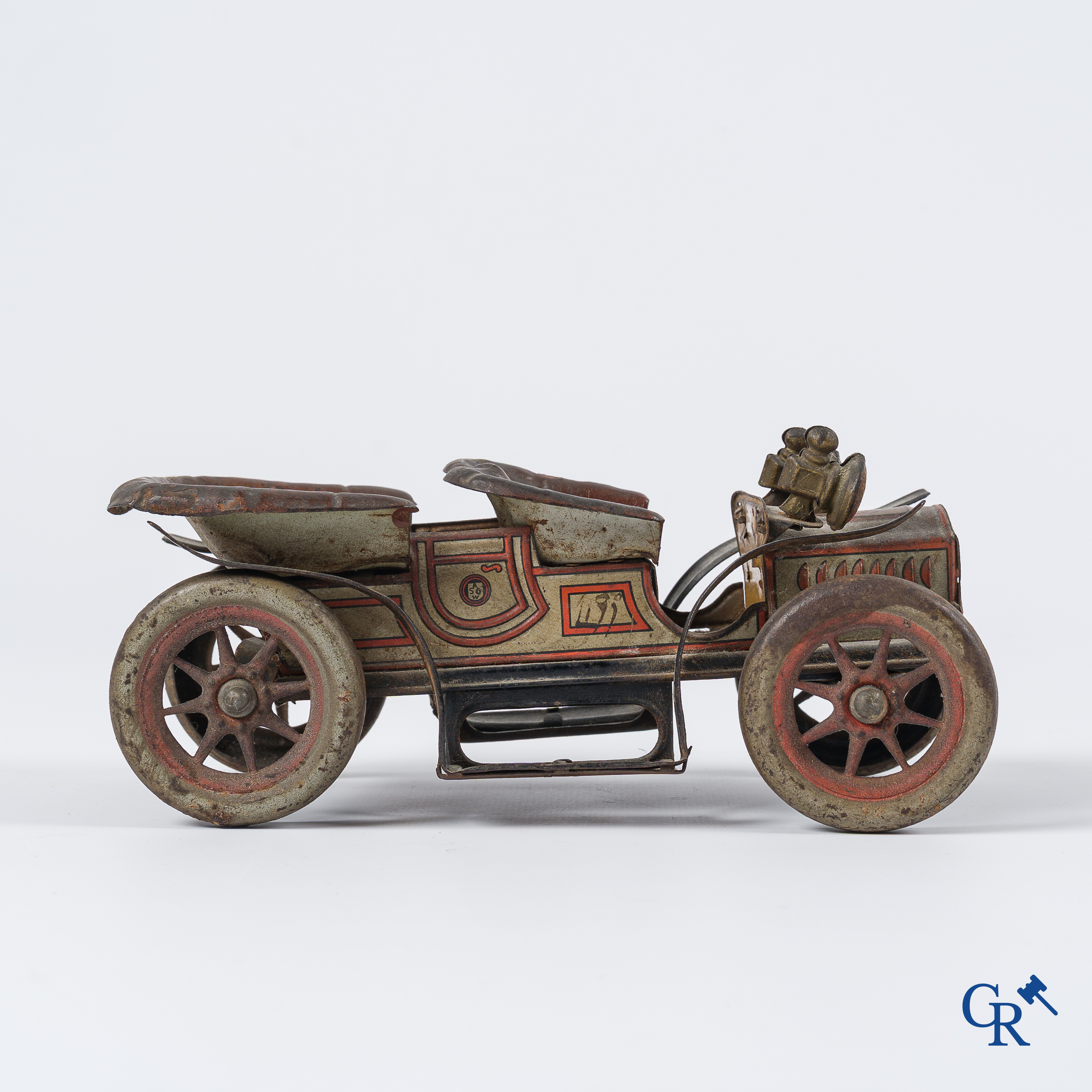 Oud speelgoed. Duitsland, Circa 1910. Een 4-zit personenwagen in beschilderd blik.