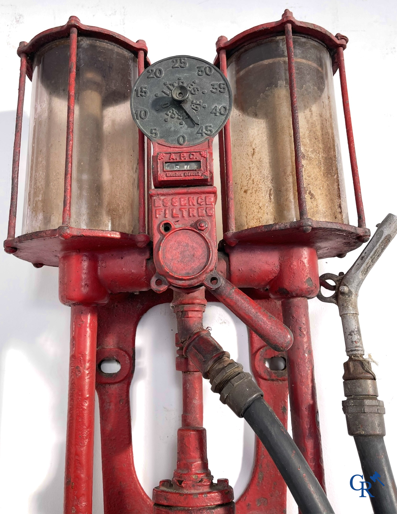 Automobilia. 20'er jaren benzinepomp in originele staat met globes in glas. Belgische makelij, Antwerpen.