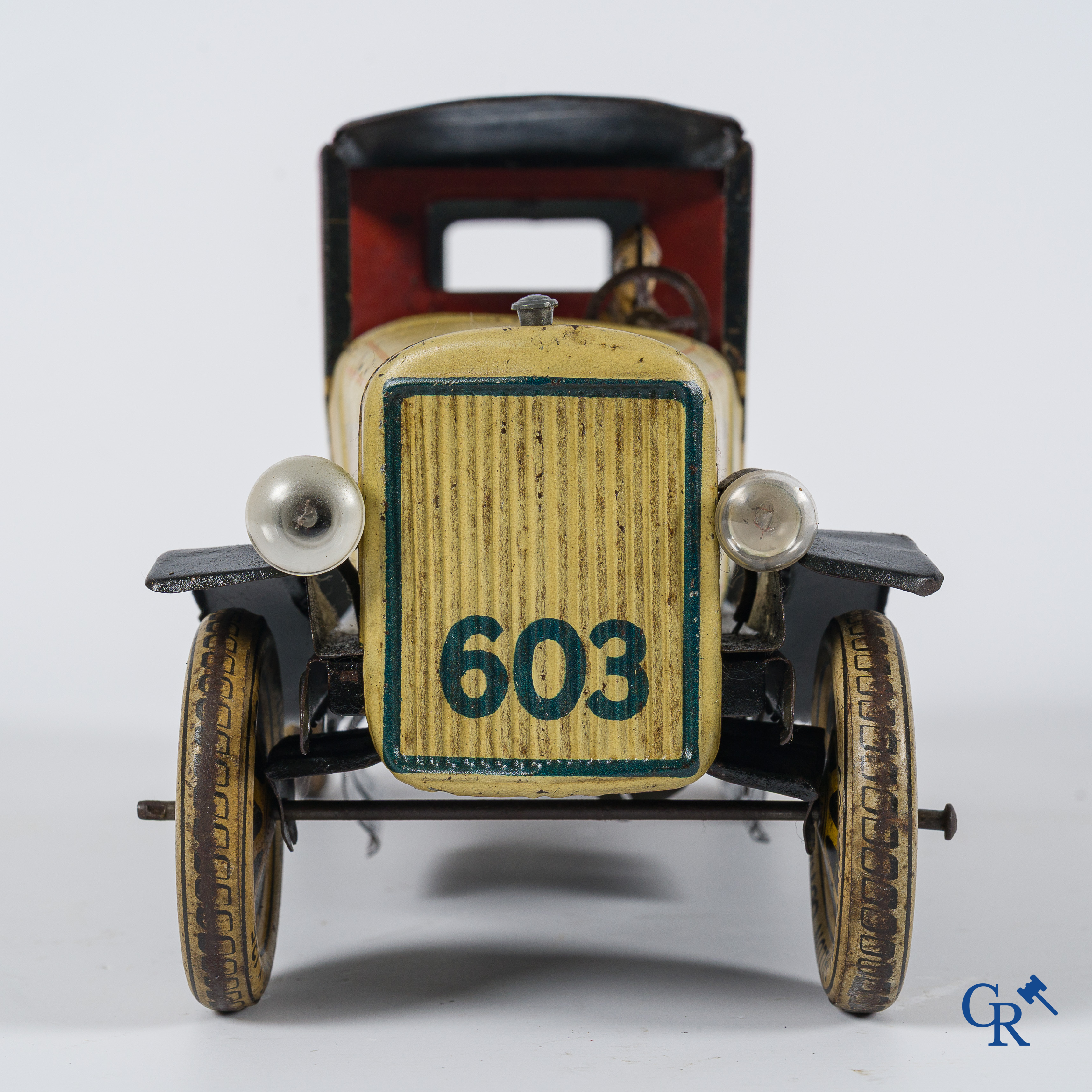 Oud speelgoed. Distler, Duitsland. Limousine met bijhorende garage. Metaal met opwindmechanisme. Jaren '20-'30.