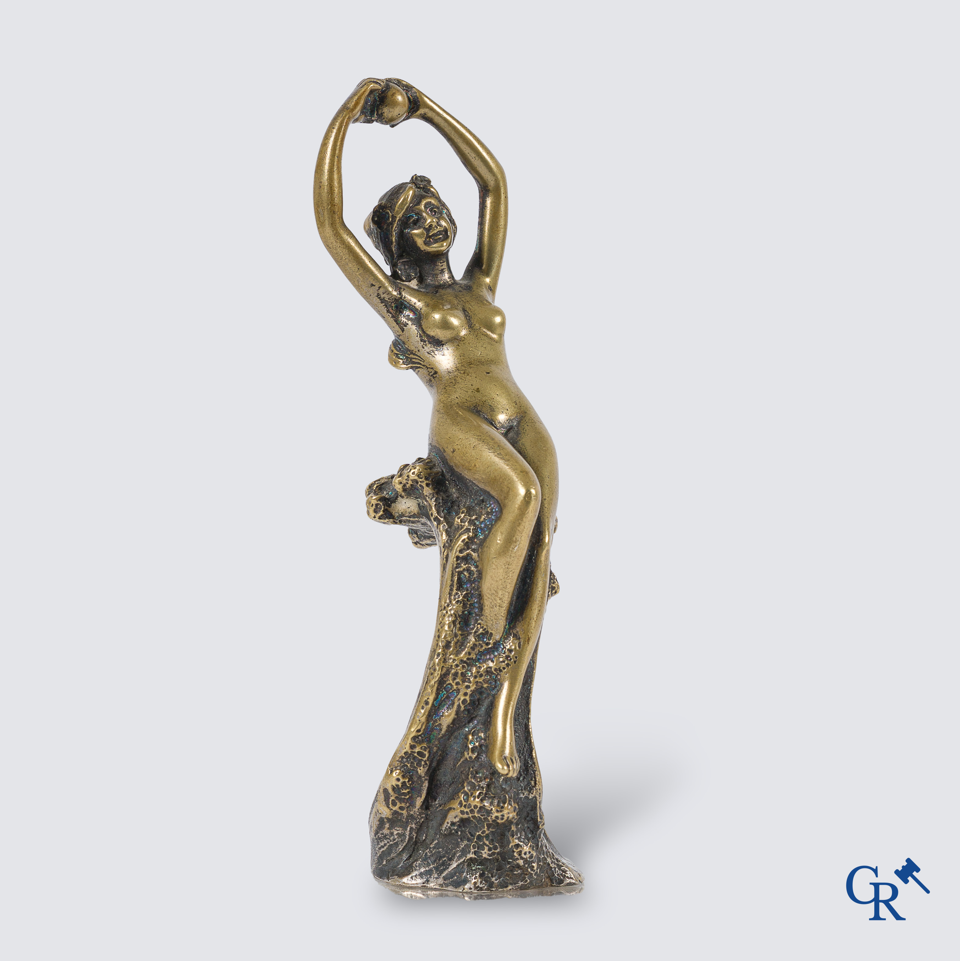 Automobilia. Een verzilverde bronzen automascotte. Circa 1920-1930.