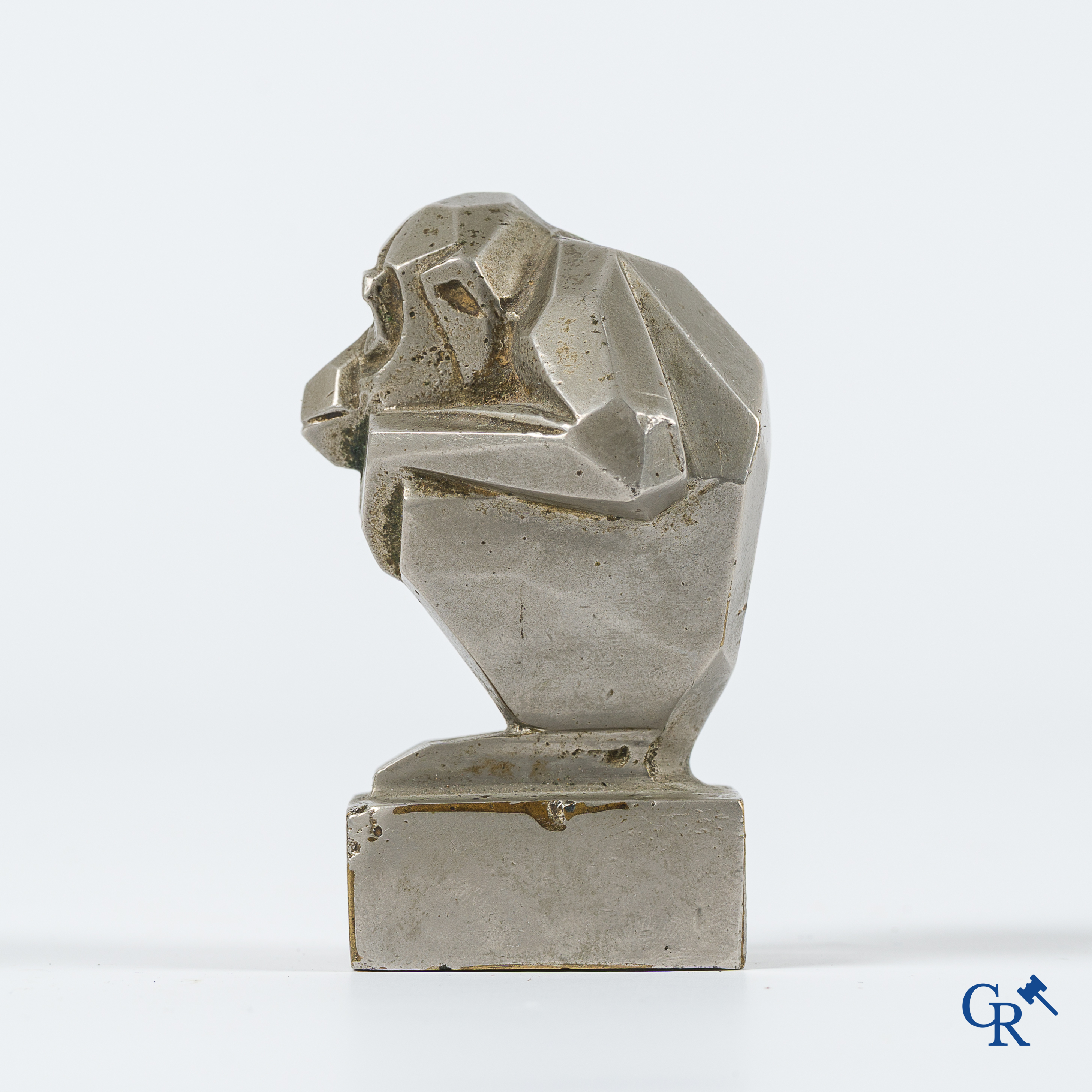 Automobilia. Art Deco gestileerde "Aap" automascotte in verzilverd brons. Ontwerp van Casimir Brau. Jaren '20.
