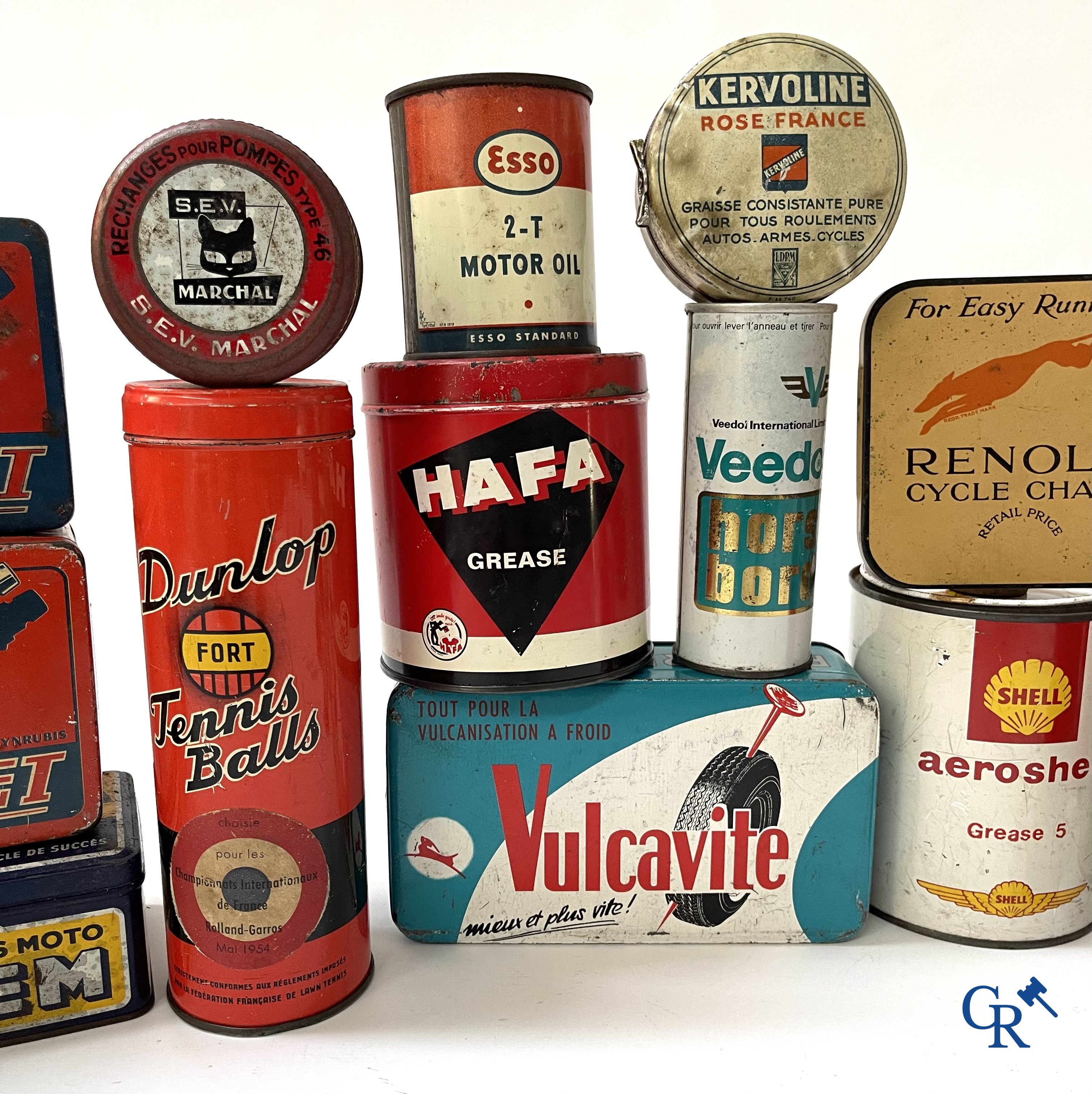 Automobilia. Groot lot olieblikken en andere i.v.m. fietsen, bougies, oliën en andere. Jaren '40-'50-'60.