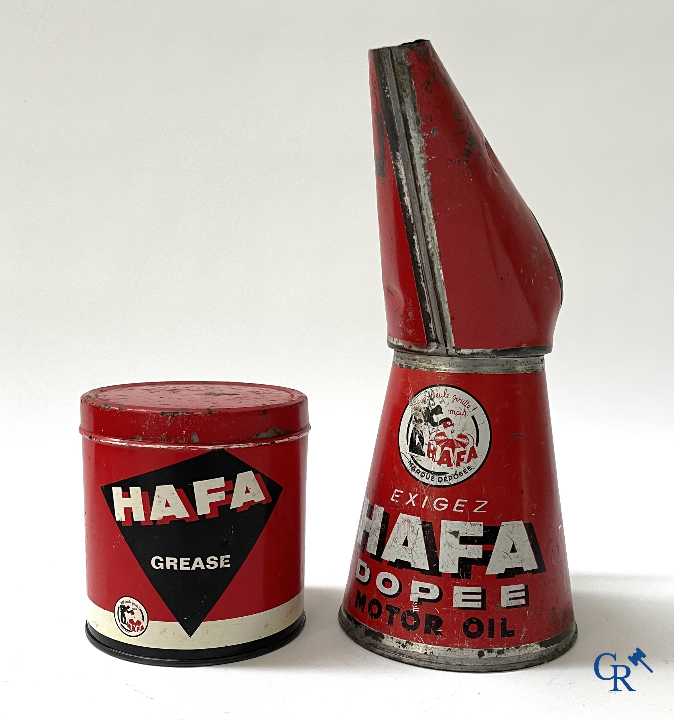 Automobilia. Groot lot olieblikken en andere i.v.m. fietsen, bougies, oliën en andere. Jaren '40-'50-'60.