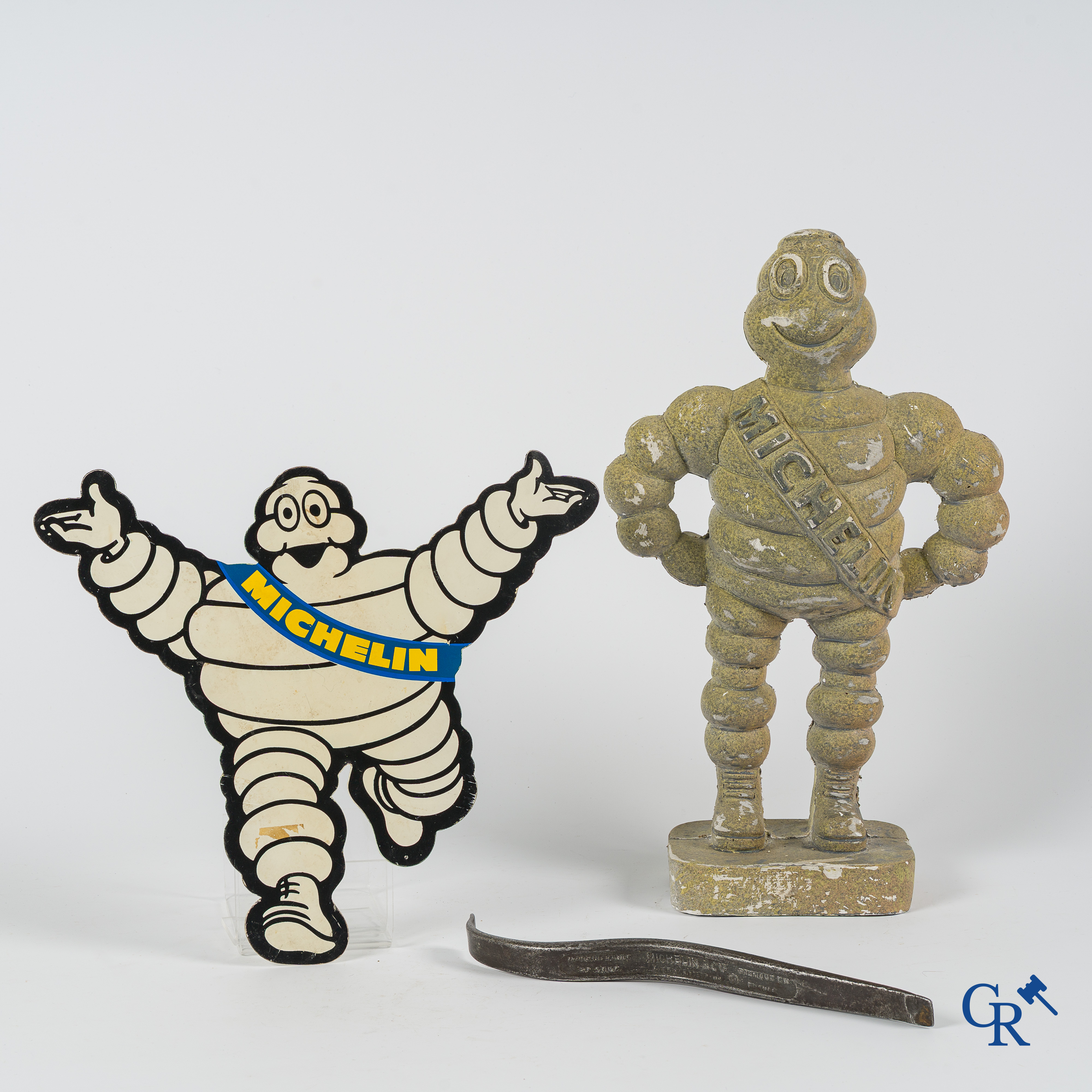 Lot avec 3 objets Michelin. Bibendum en plâtre, Bibendum en plastique dur et un outil Forum.