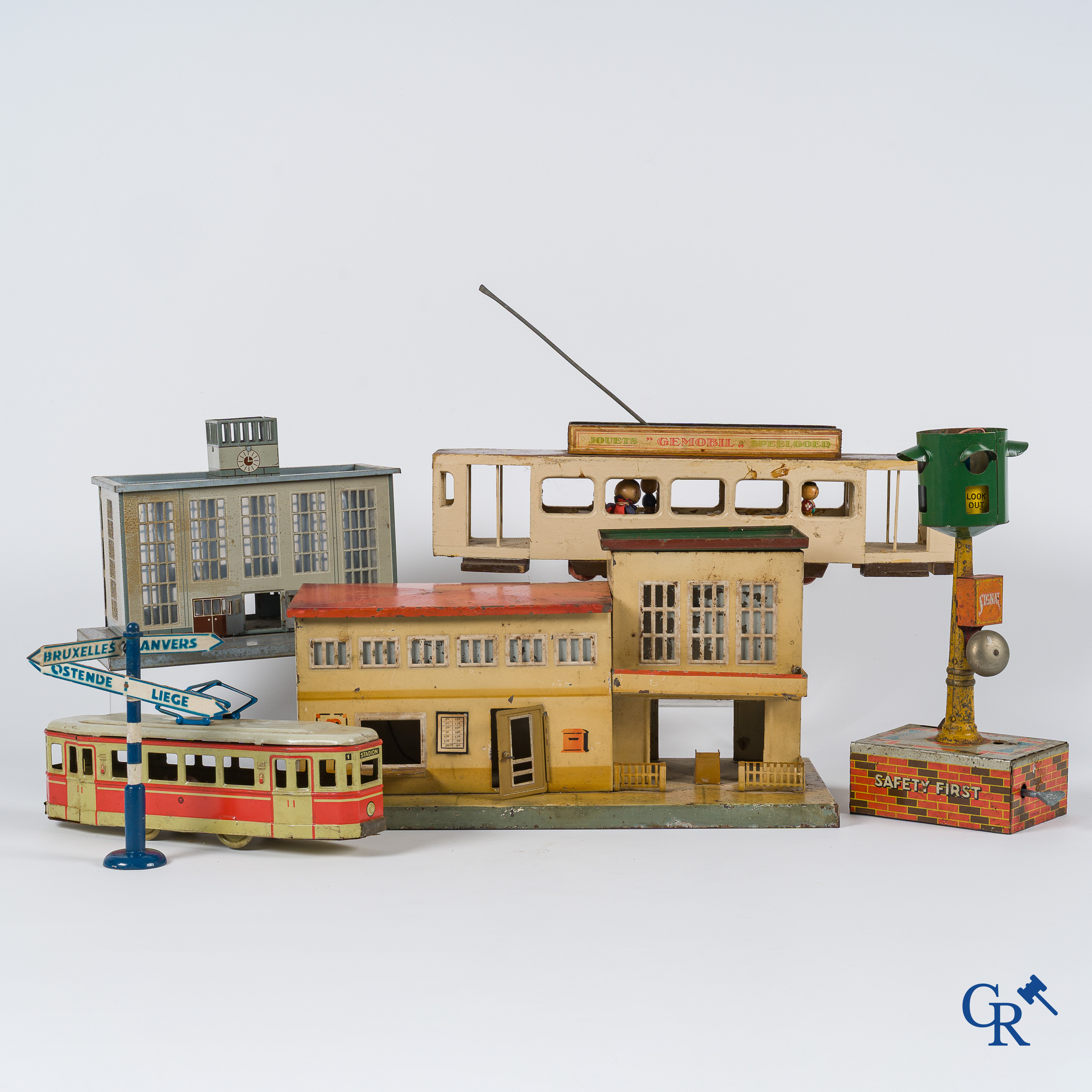 Oud speelgoed. Lot stations en trams in blik en hout. US-zone Germany, Engeland, Gemobil enz.