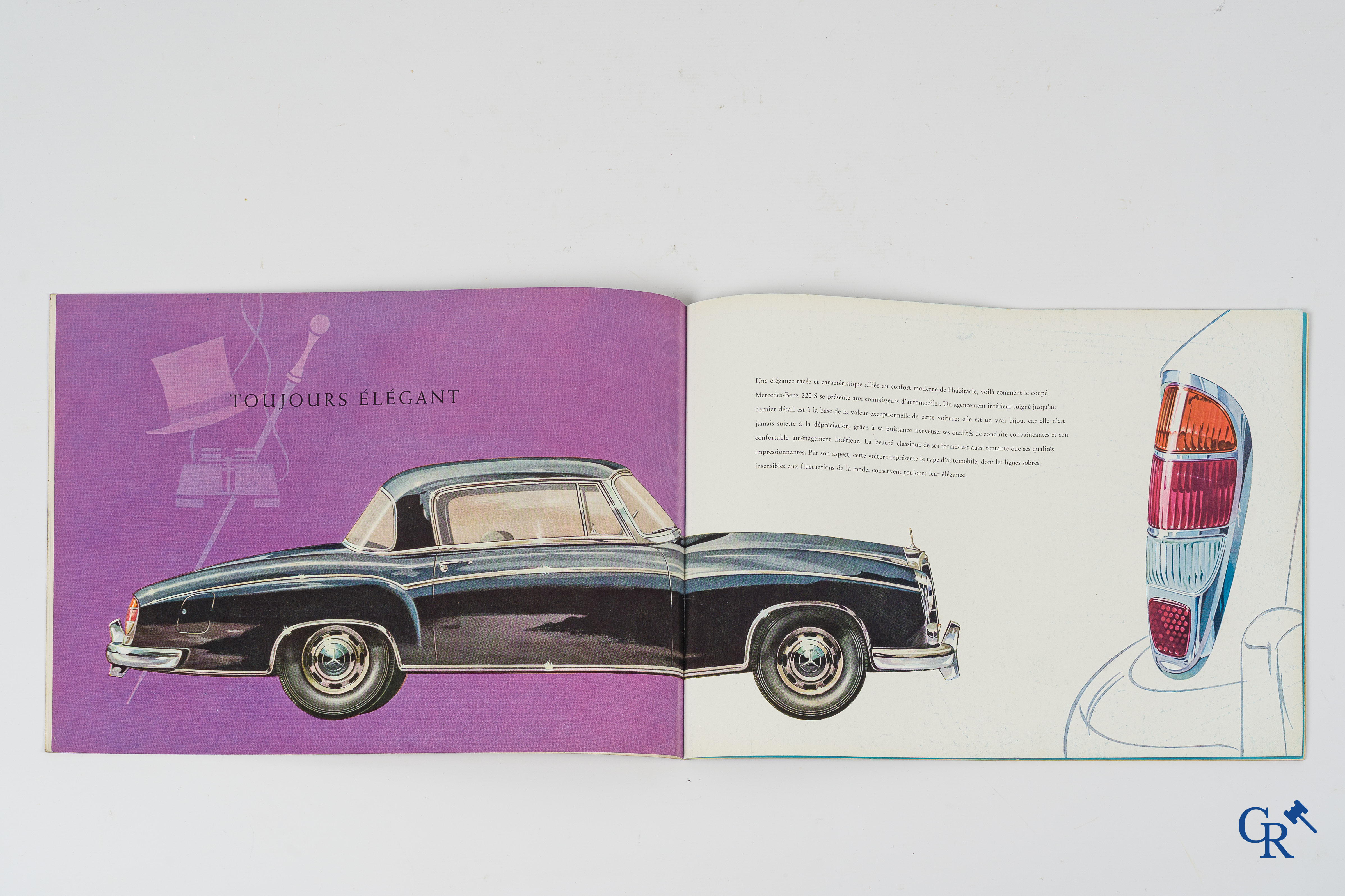 Automobilia. Mercedes Benz. Lot met 5 luxe catalogen of publiciteitsfolders voor diverse modellen.