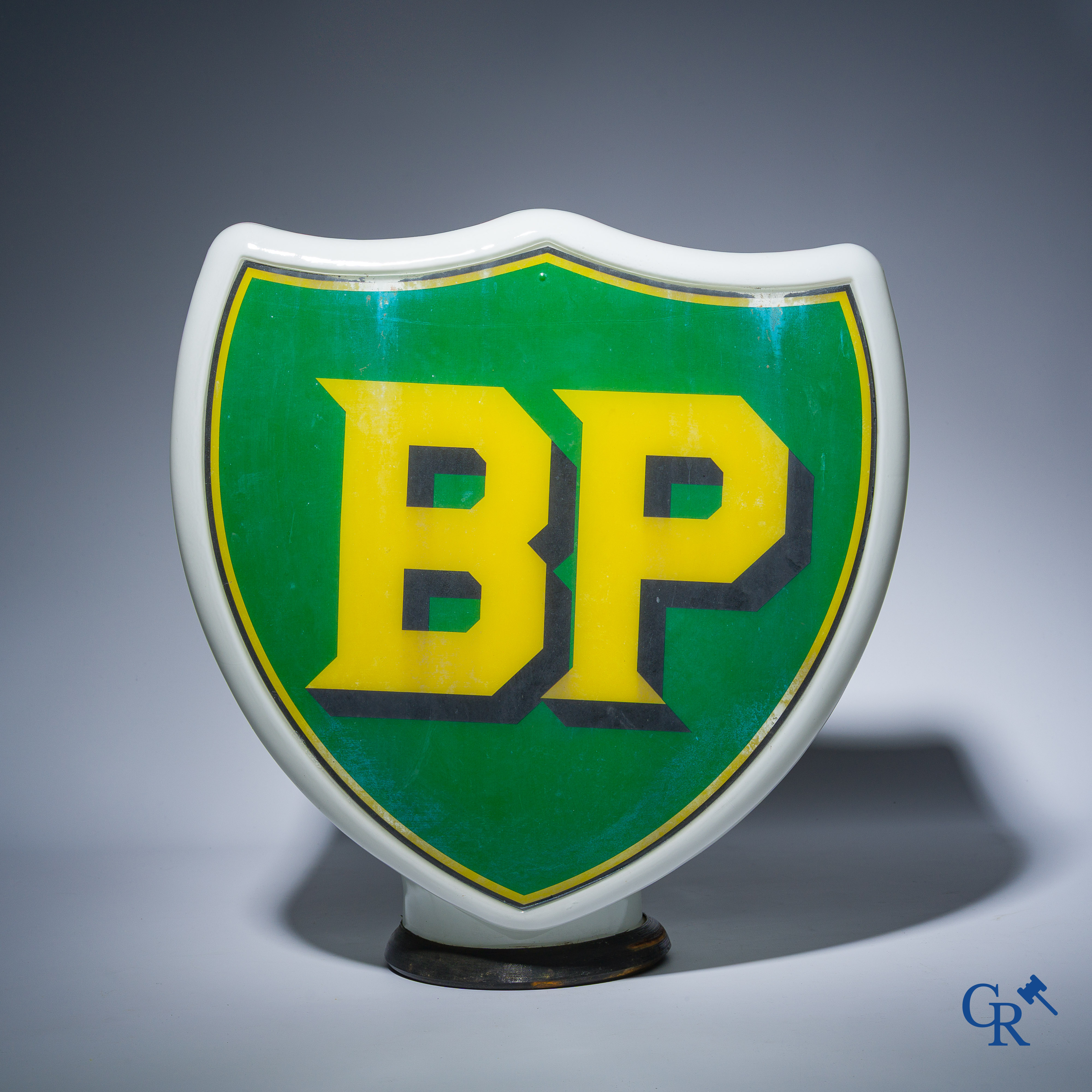 Automobilia, BP. Originele verlichtingsglobe in witte opaline voor een benzinepomp. Jaren '40.