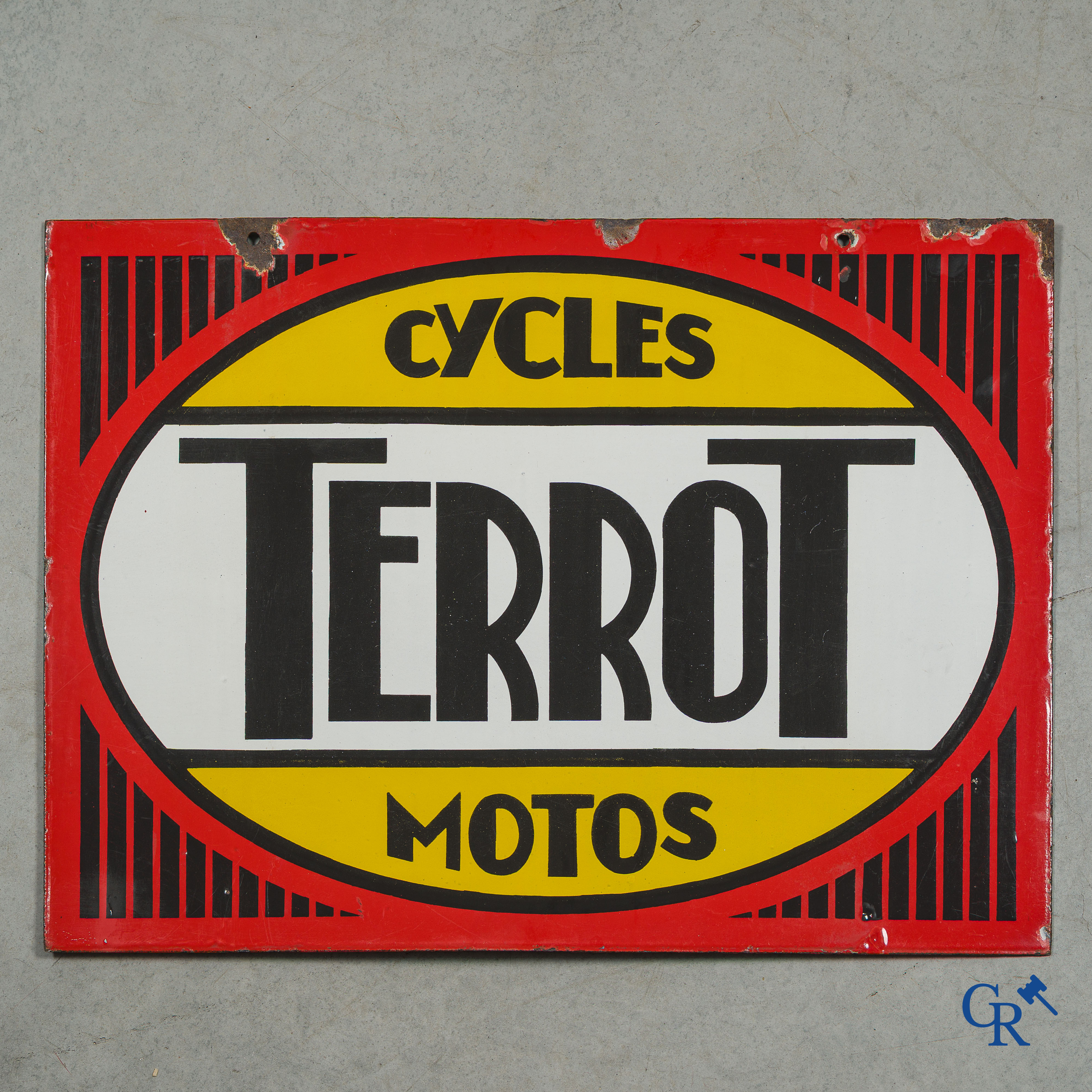 Terrot. Dubbelzijdig emaille reclamebord voor de fietsen en motorfietsen van het merk Terrot. 30'er jaren.
