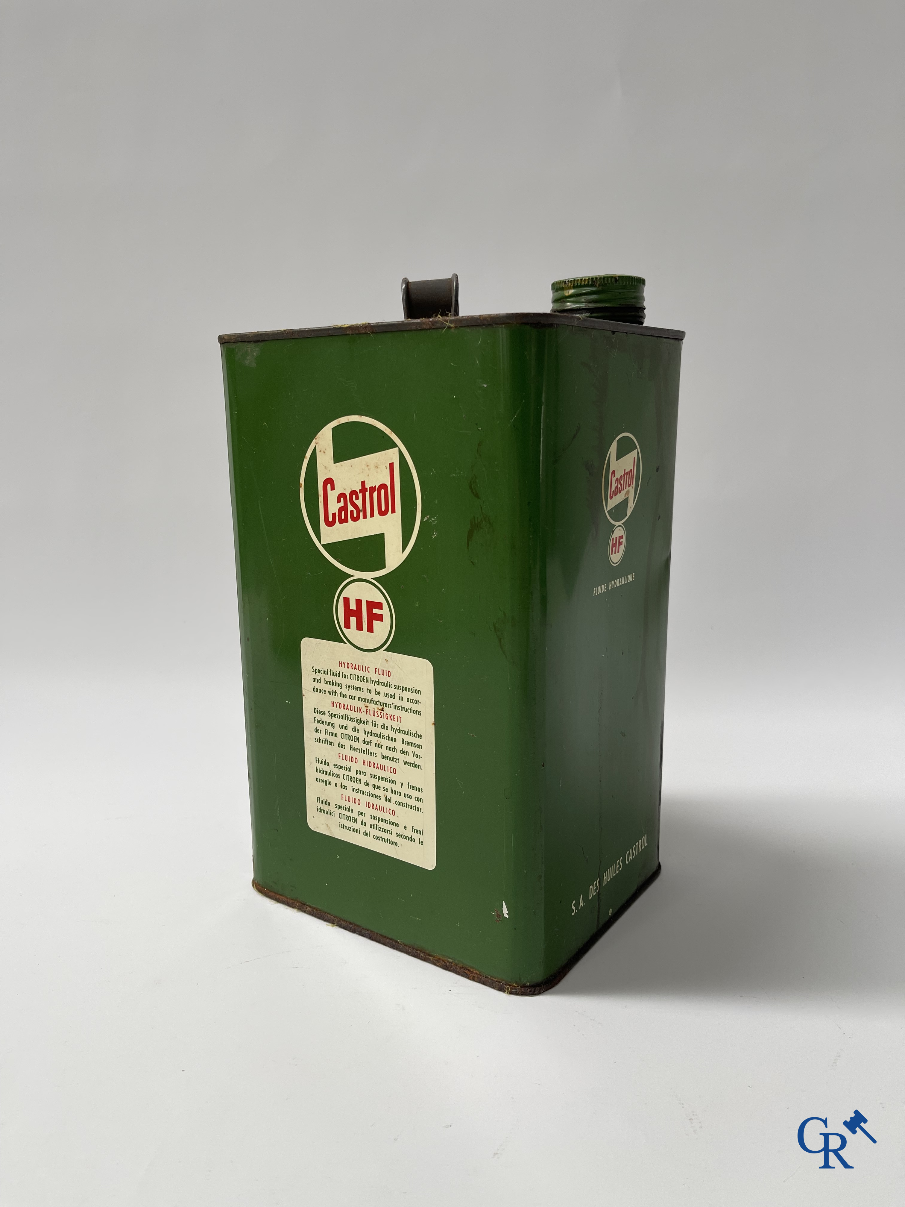 Automobilia. Lot olieblikken en een Eskimo Spécial Anti-vries blik. Castrol, Esso, Shell, jaren '50-'60.
