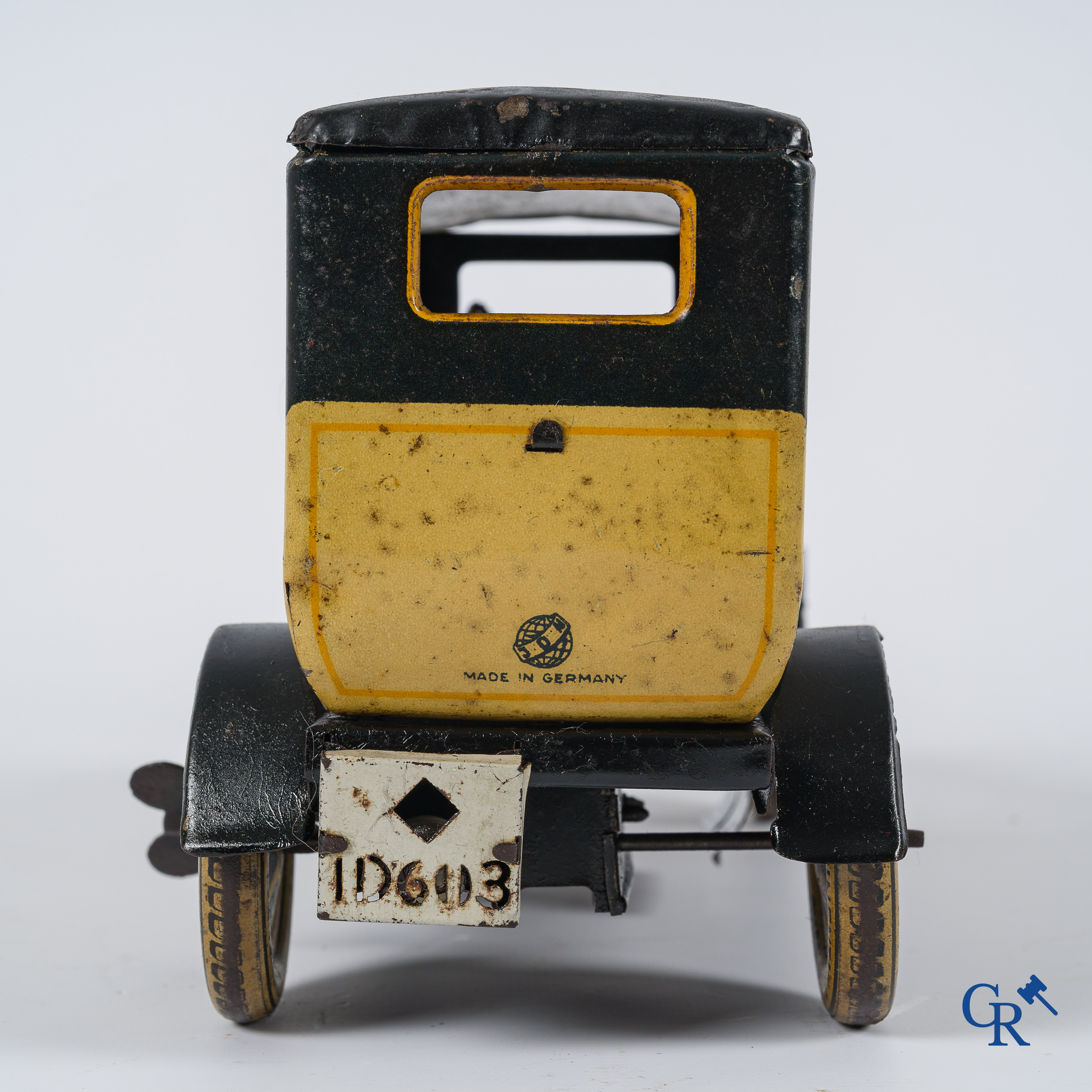 Oud speelgoed. Distler, Duitsland. Limousine met bijhorende garage. Metaal met opwindmechanisme. Jaren '20-'30.