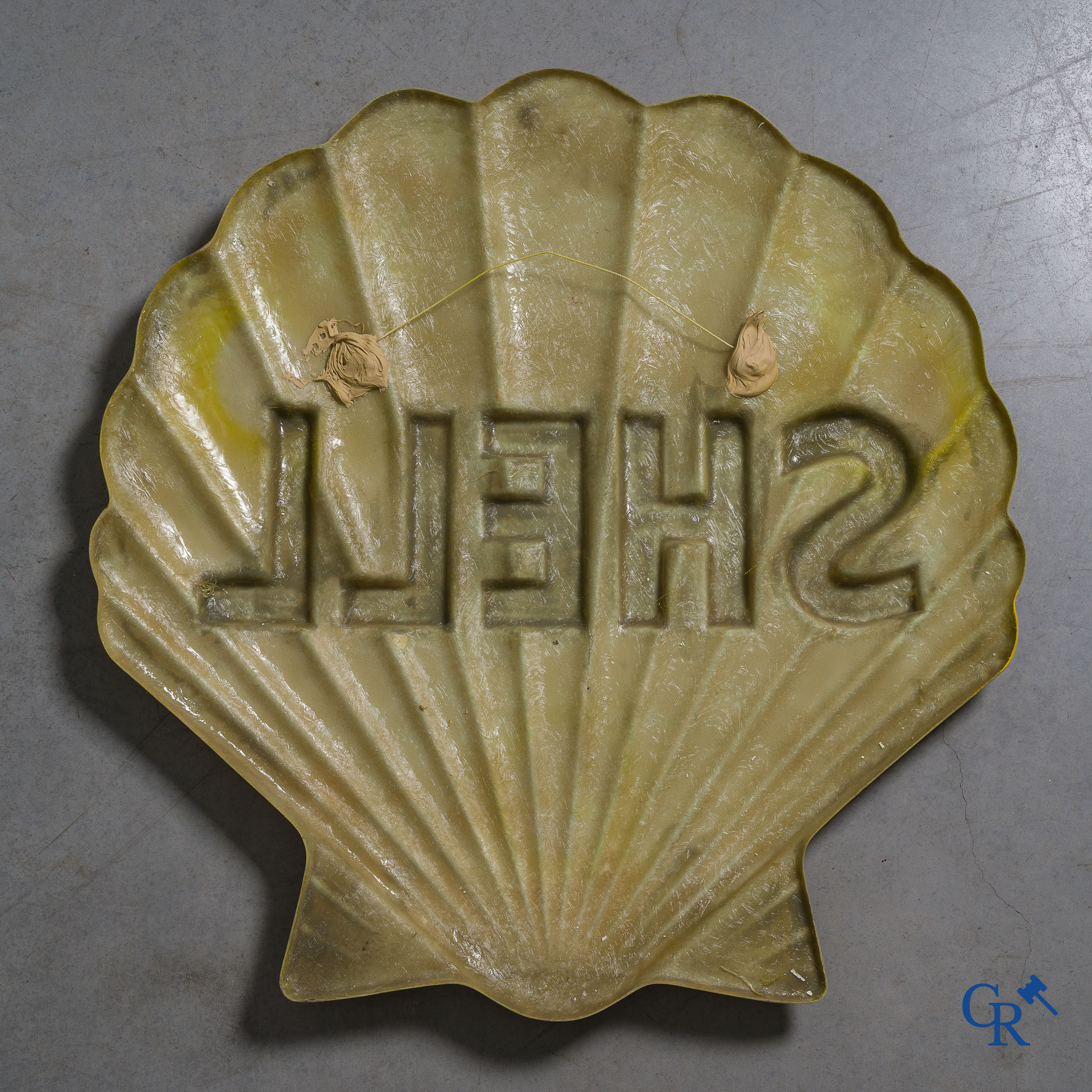 Shell, grote voorstelling van de roodgele Shell schelp in gebombeerd hard plastiek. Jaren '60-'70.