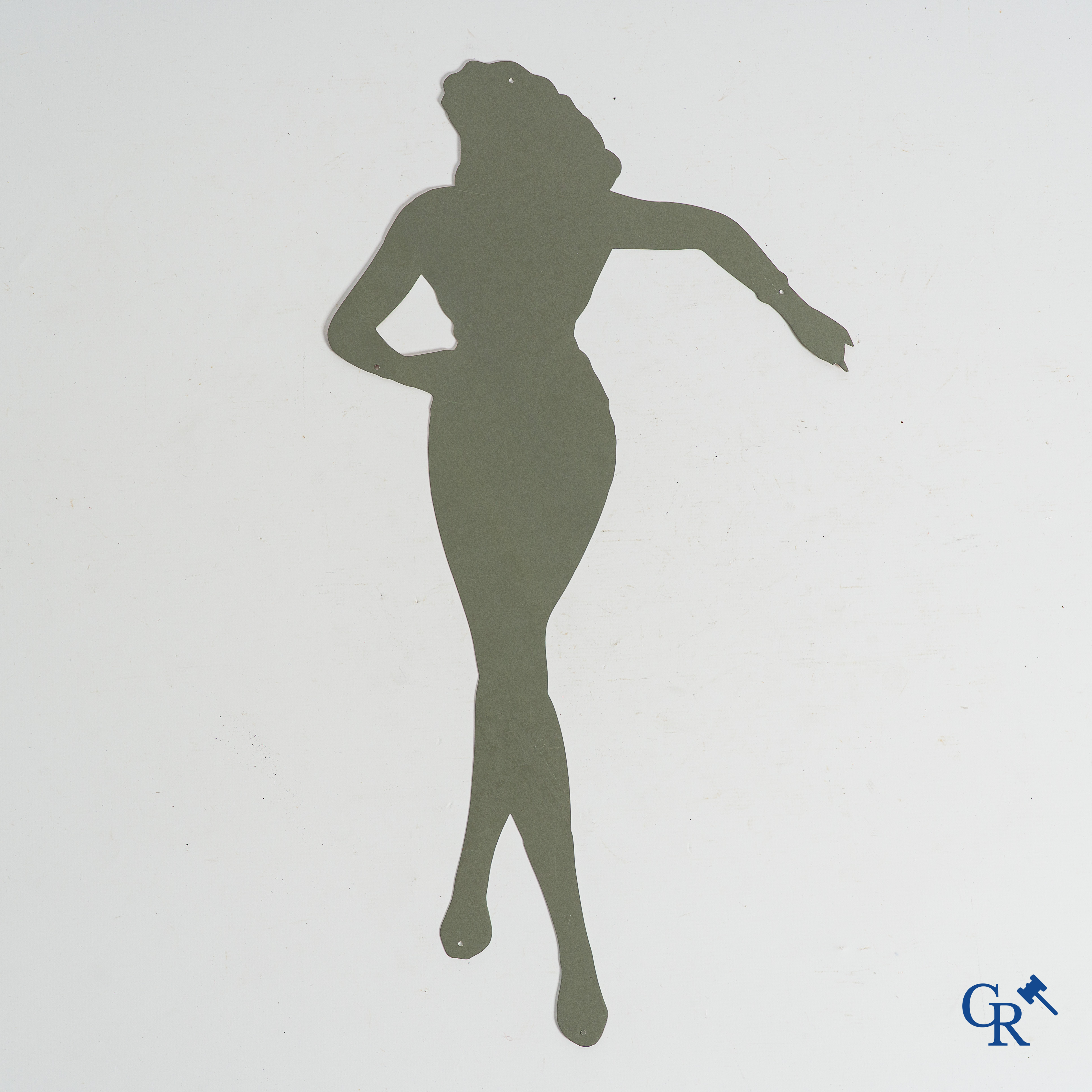 Veedol. Originele Pin up of "Ice Skating girl" in metaal. Publiciteit voor Veedol motor olie. Jaren '50-'60.