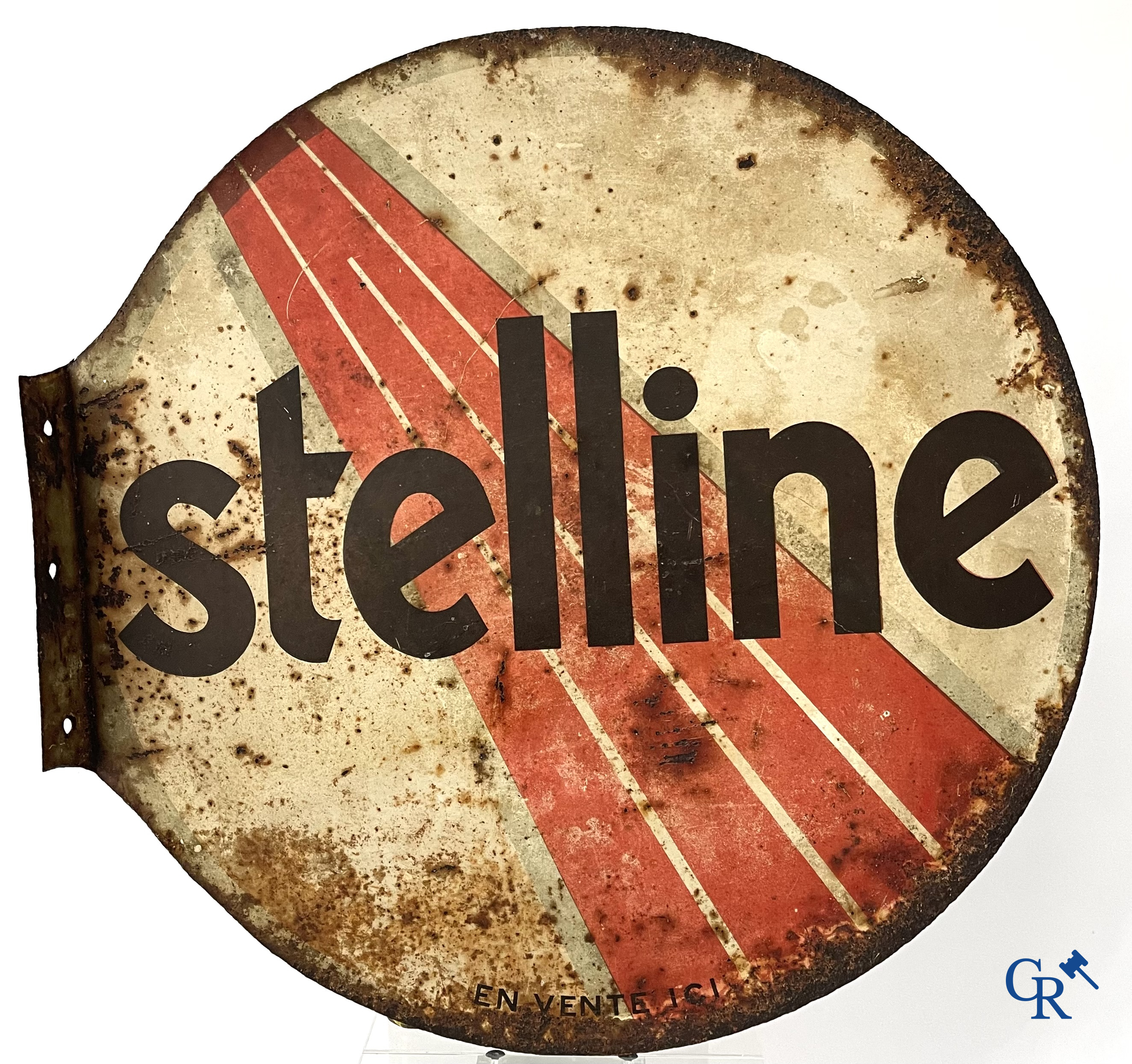Automobilia, Grand lot de bidons d'huile, enseigne publicitaire Stelline, verseur d'huile Antar et une petit plaque en tôle émaillée. Années '50-'60.