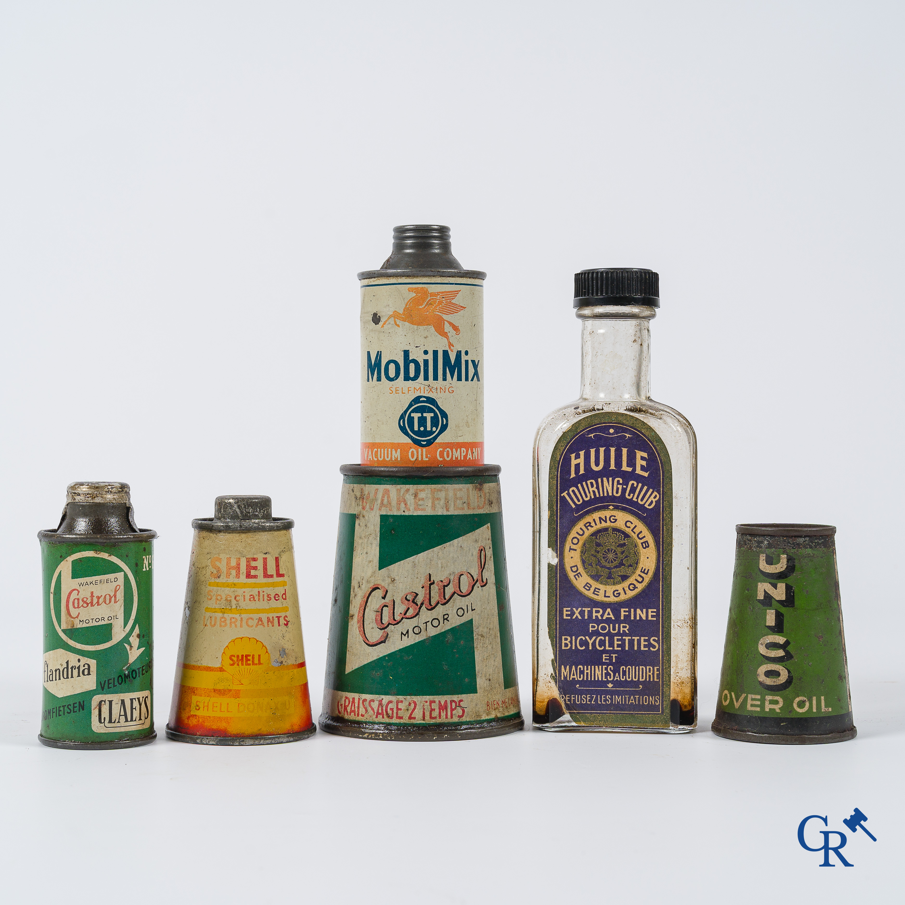 Een kavel van 5 kleine olieblikken en een glazen oliefles van de Touring Club Belgique. Jaren '20 tot '40.