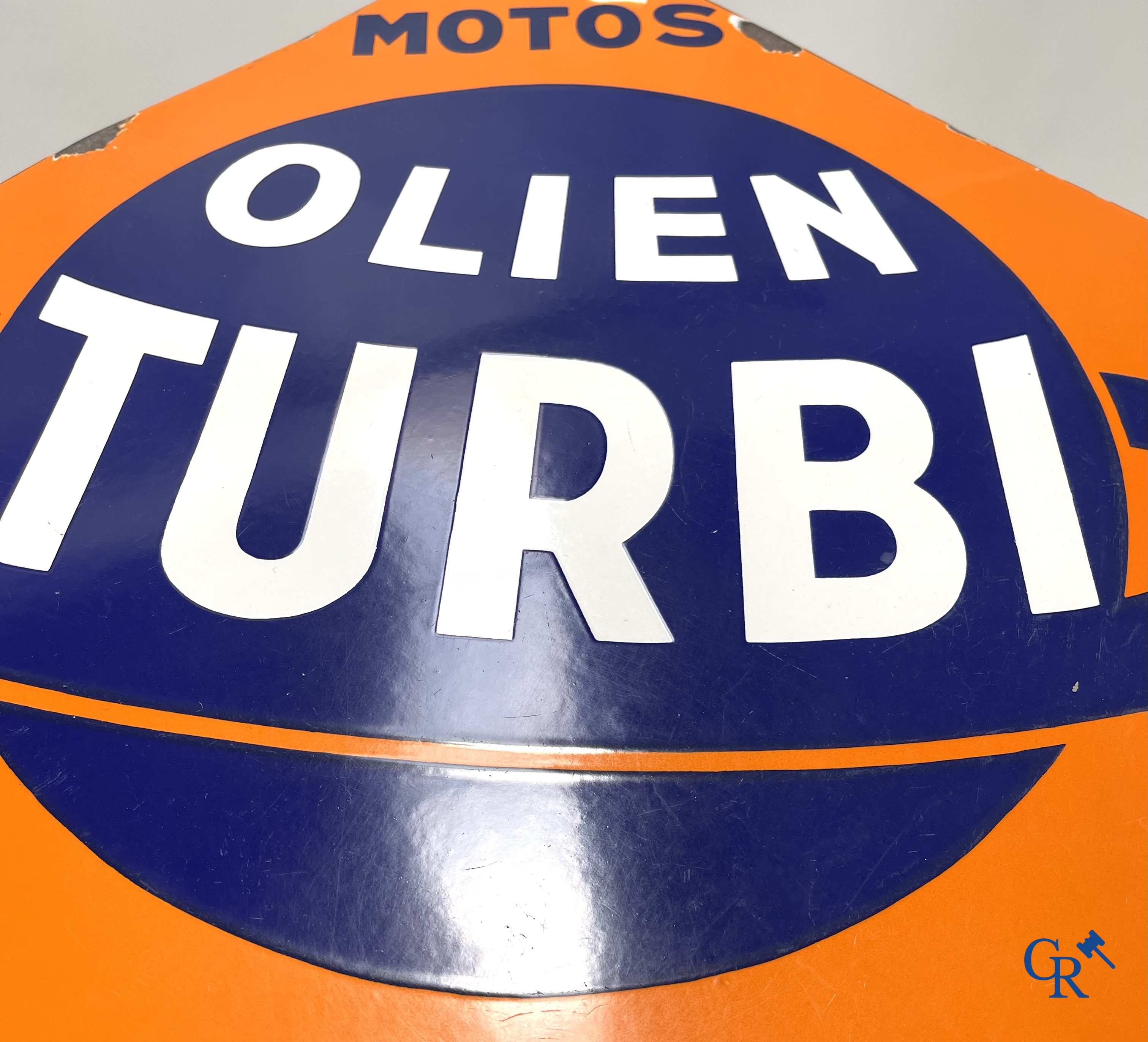 Oliën Turbi. Emaille reclamebord voor motor- en auto olie van het merk Turbi. '40-er jaren.
