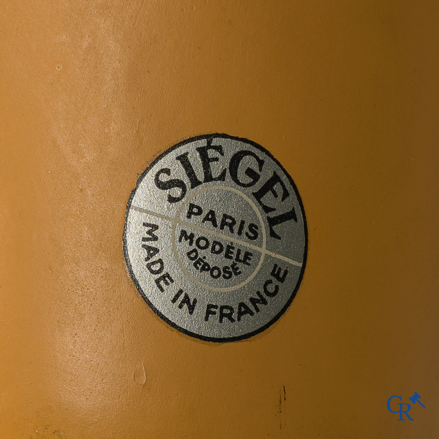 Siegel Paris, Art Deco etalagepop van een meisje in plaaster. Jaren '30. Gemerkt Siégel Paris, Made in France.